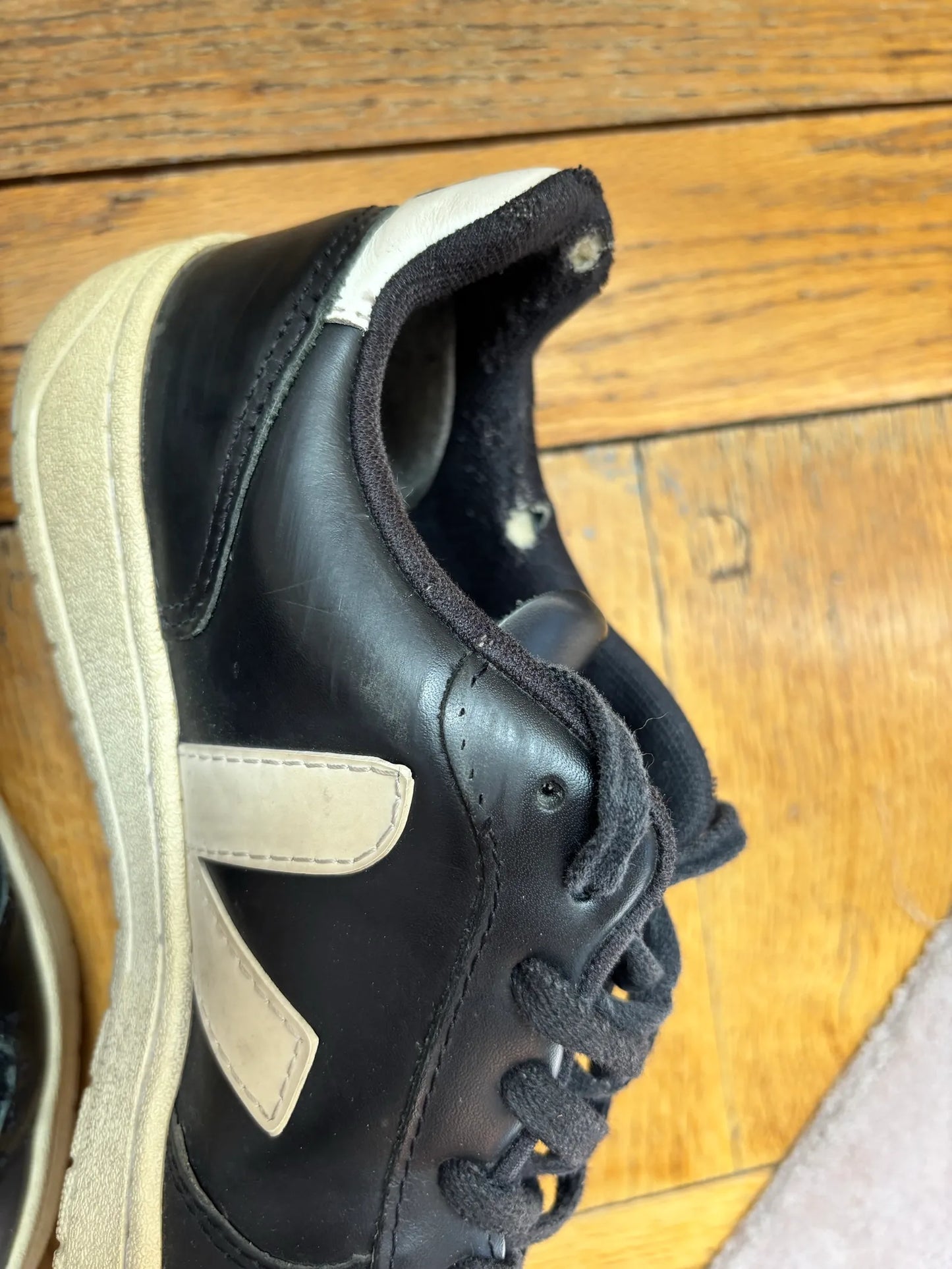 Veja-skinnsneakers