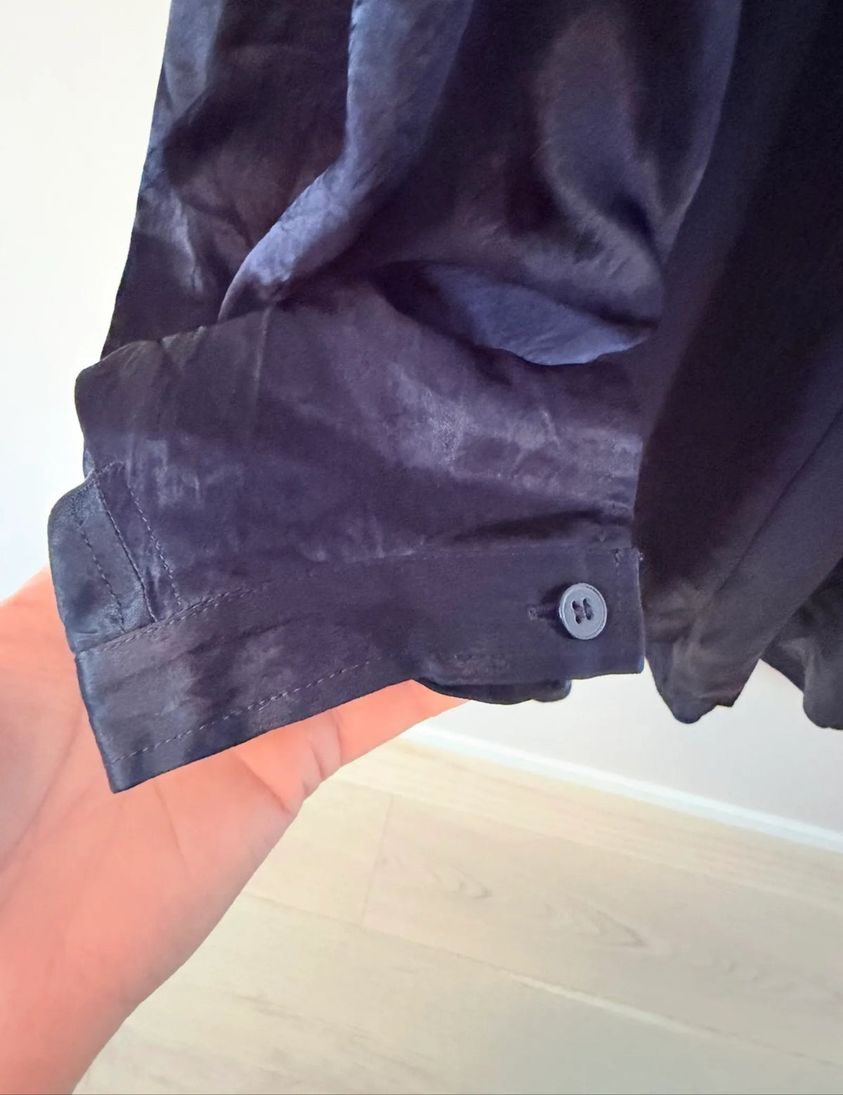 Cos Pleated Detail Satin Midi-klänning