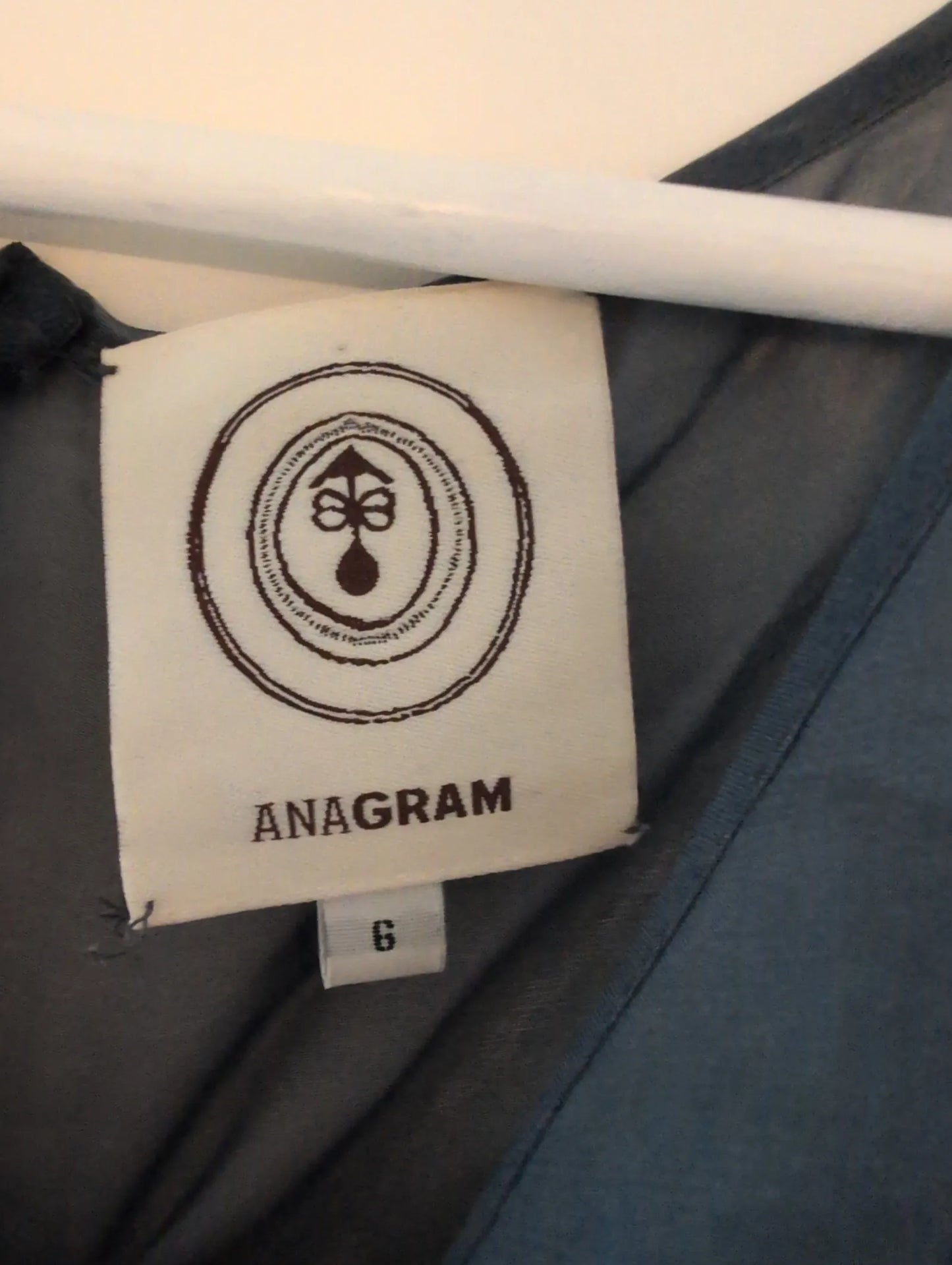Anagram-sidenklänning