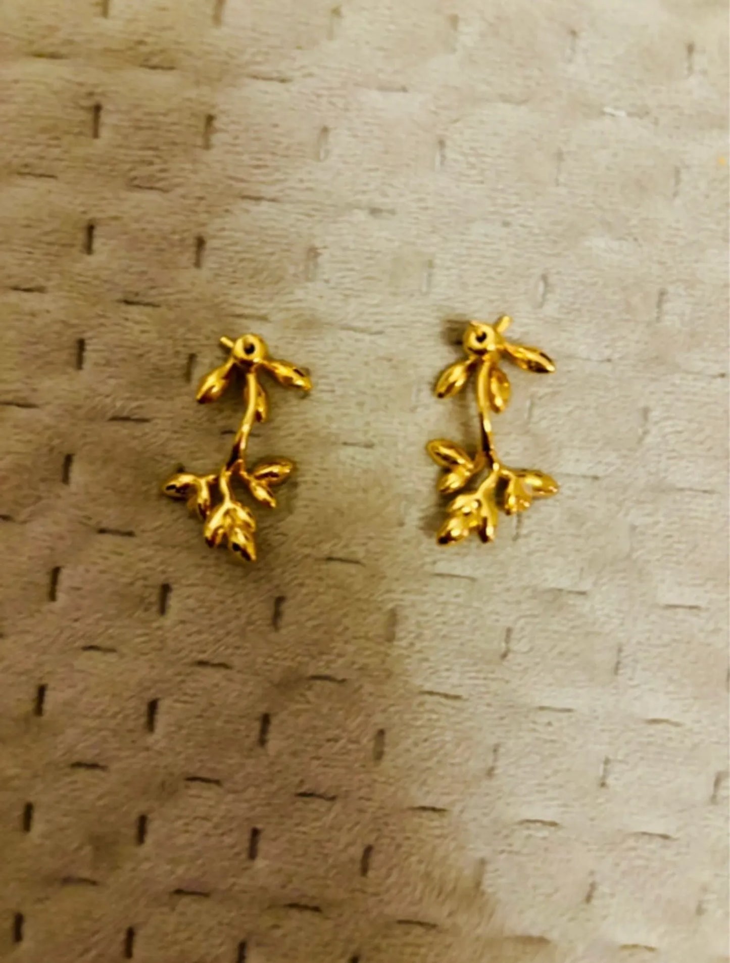 Mulberry Leaf Stud Earrings-örhänge NWOT