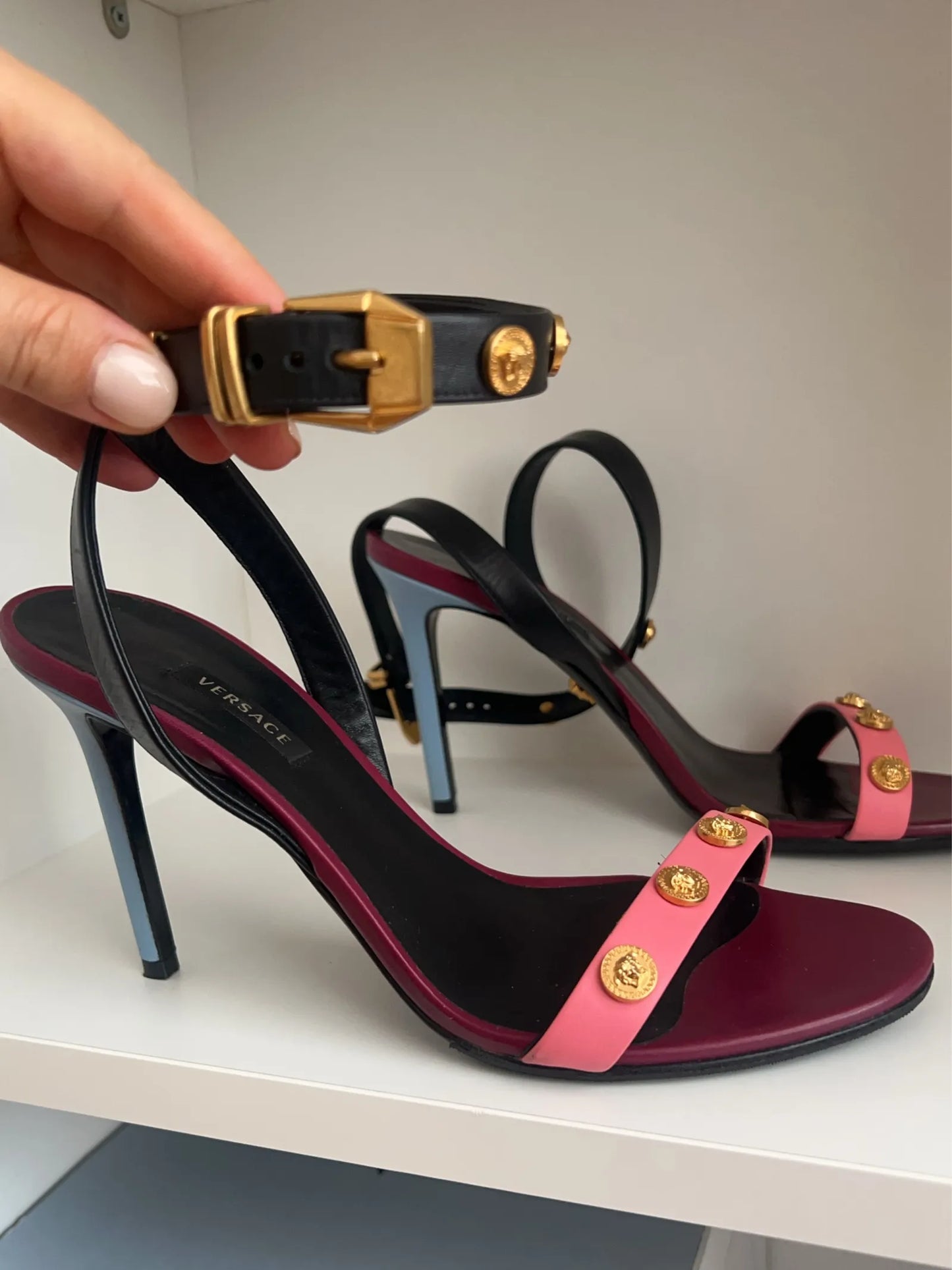 Versace Medusa-skinnsandaler NWOT