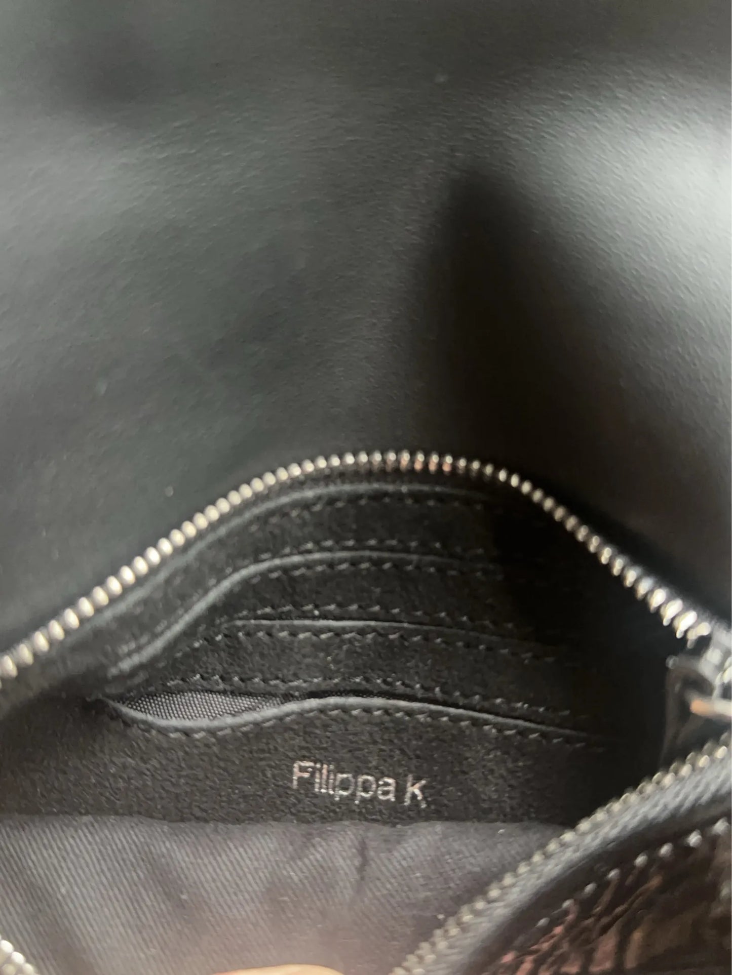 Filippa K-skinnaxelremsväska