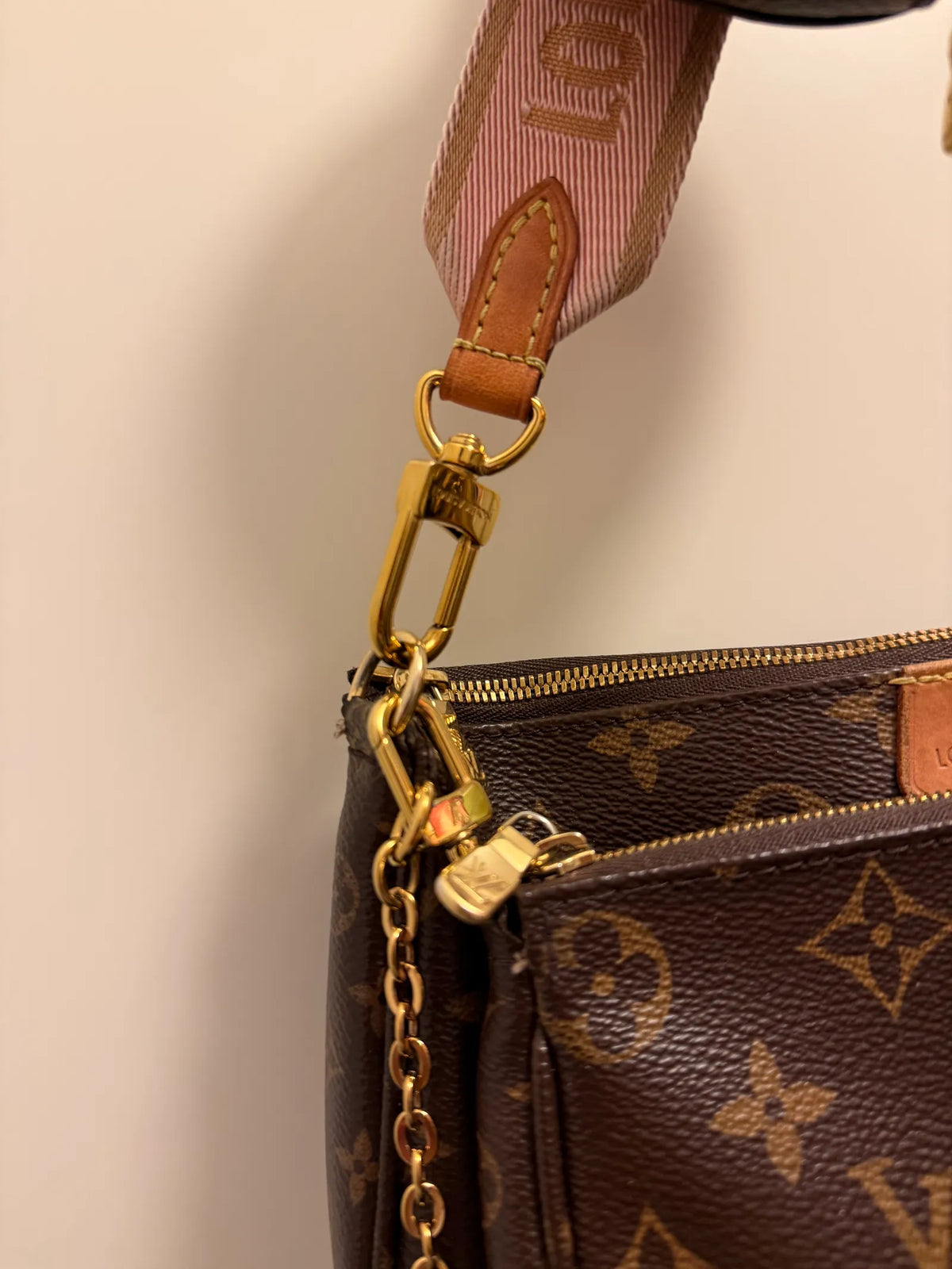 Louis Vuitton Multi Pochette Accessoires-skinnaxelremsväska