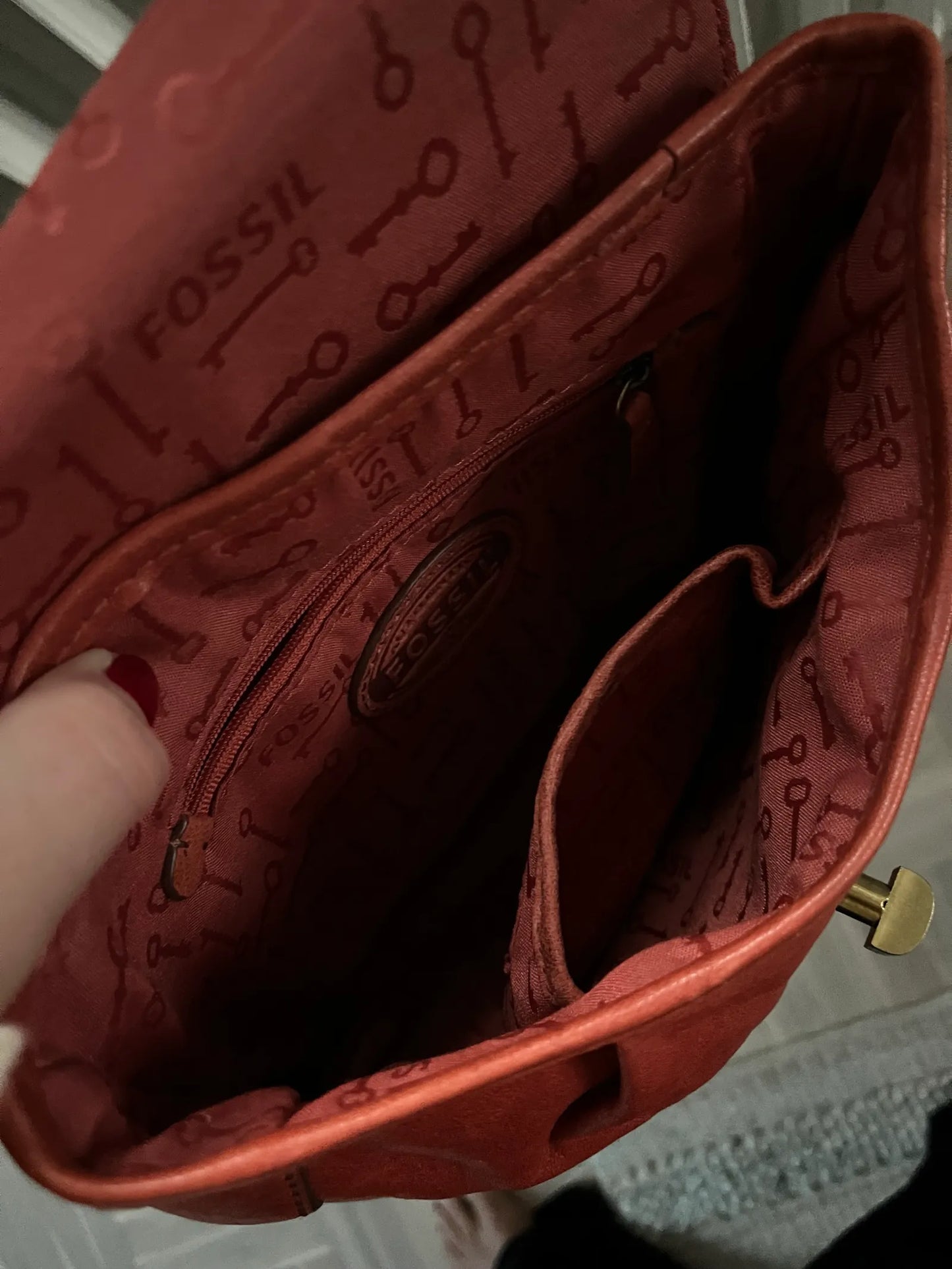 Fossil-skinnaxelremsväska