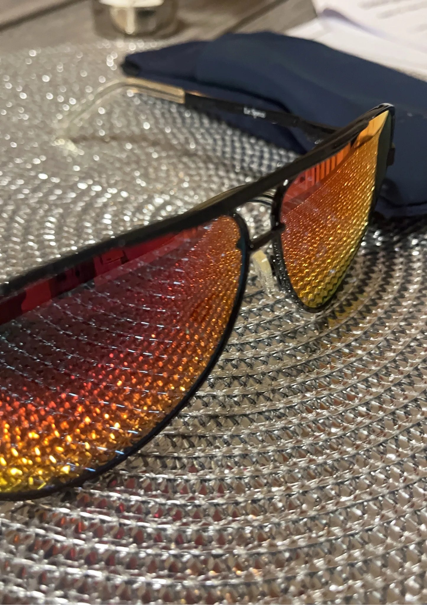 Le Specs-solglasögon NWOT