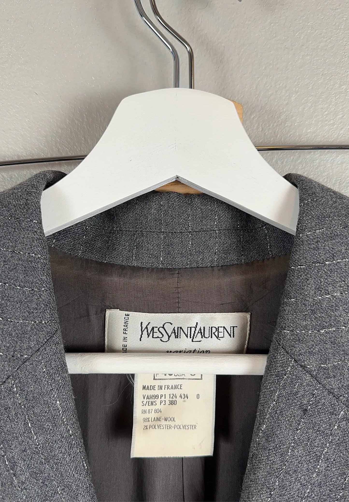 Yves Saint Laurent-ullkostym