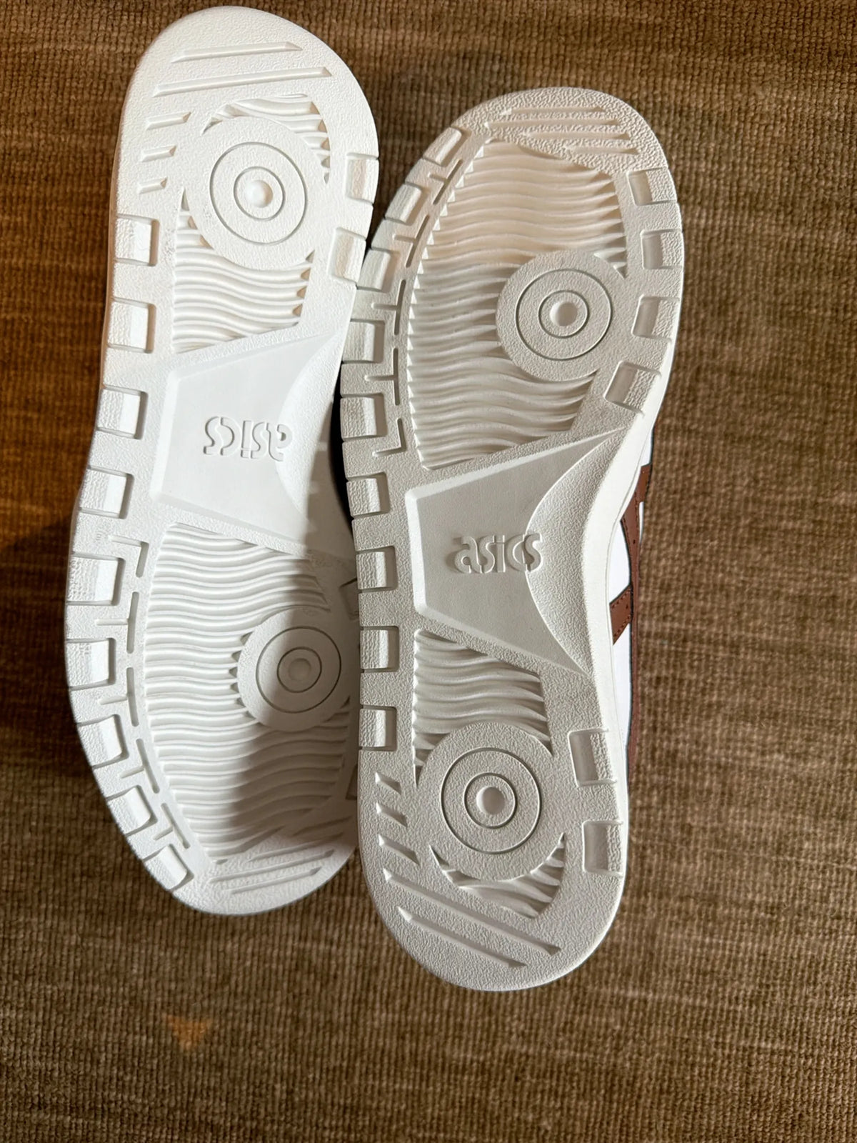 Asics-skinnsneakers NWOT