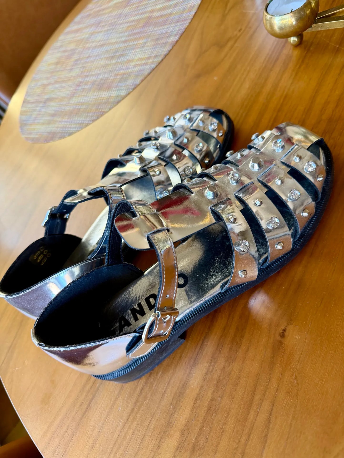 Sandro-skinnsandaler NWOT