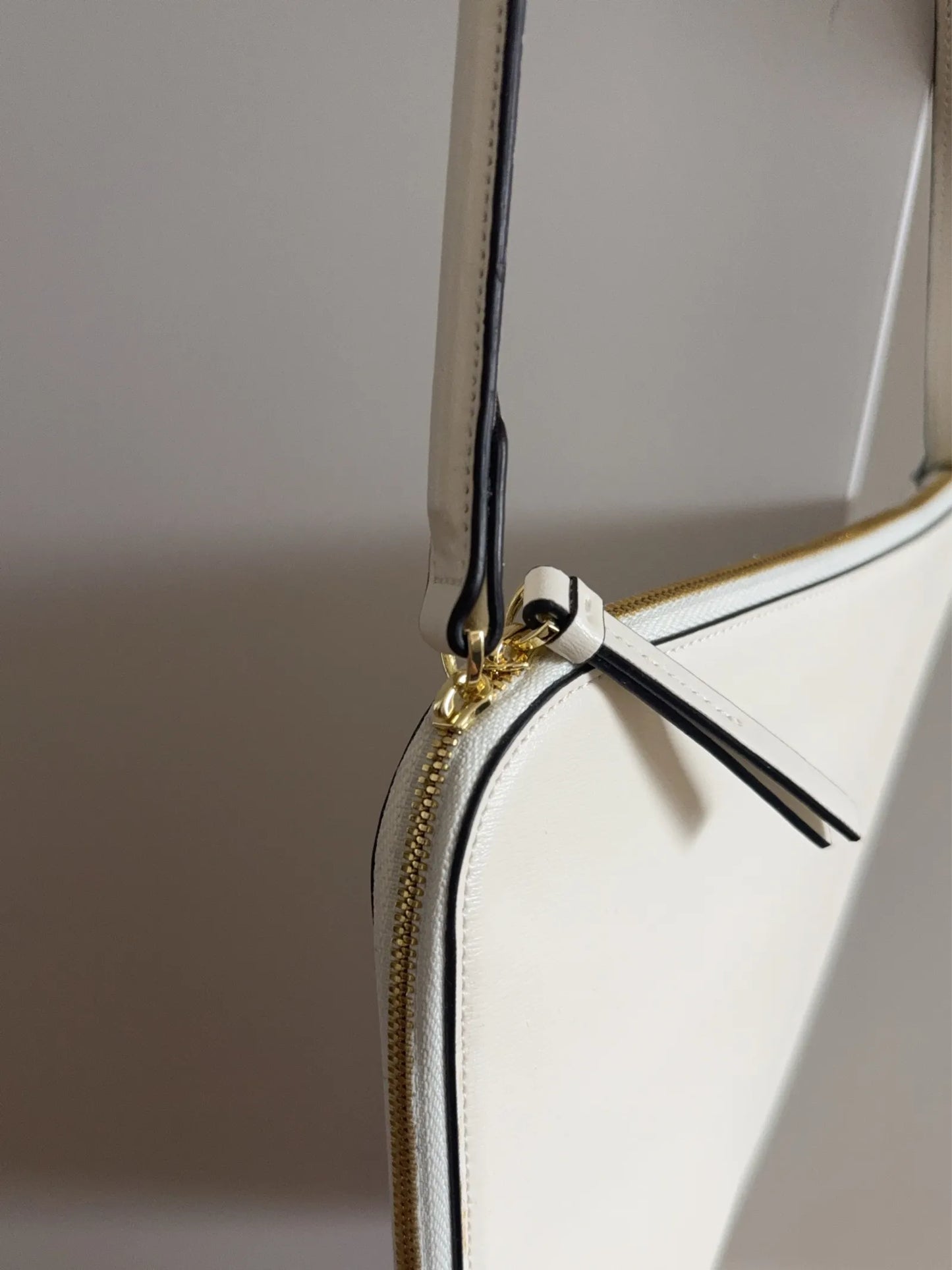 Toteme Slim Leather Tote-skinnaxelremsväska NWOT