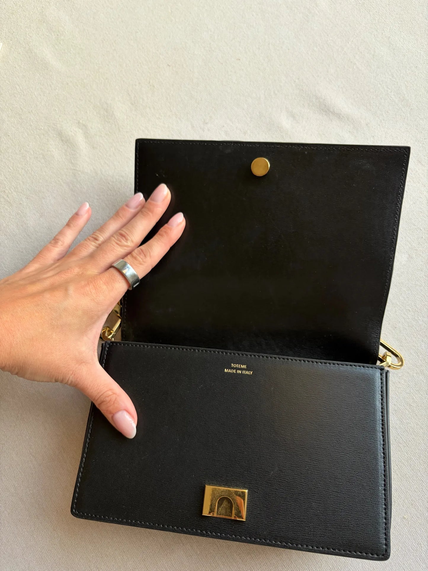 Toteme Totême Mini T-flap Leather-skinnaxelremsväska