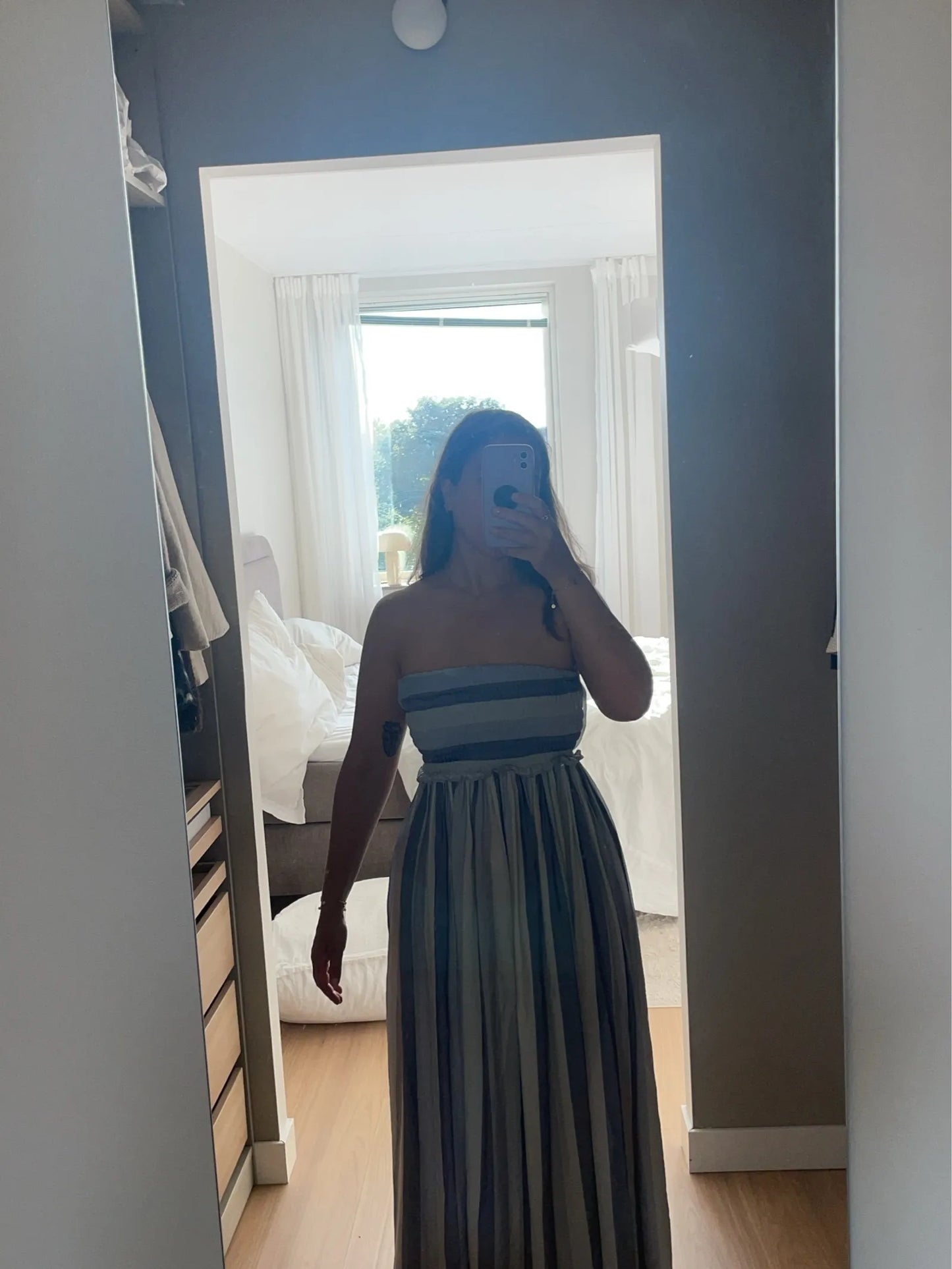 Filippa K-sidenklänning