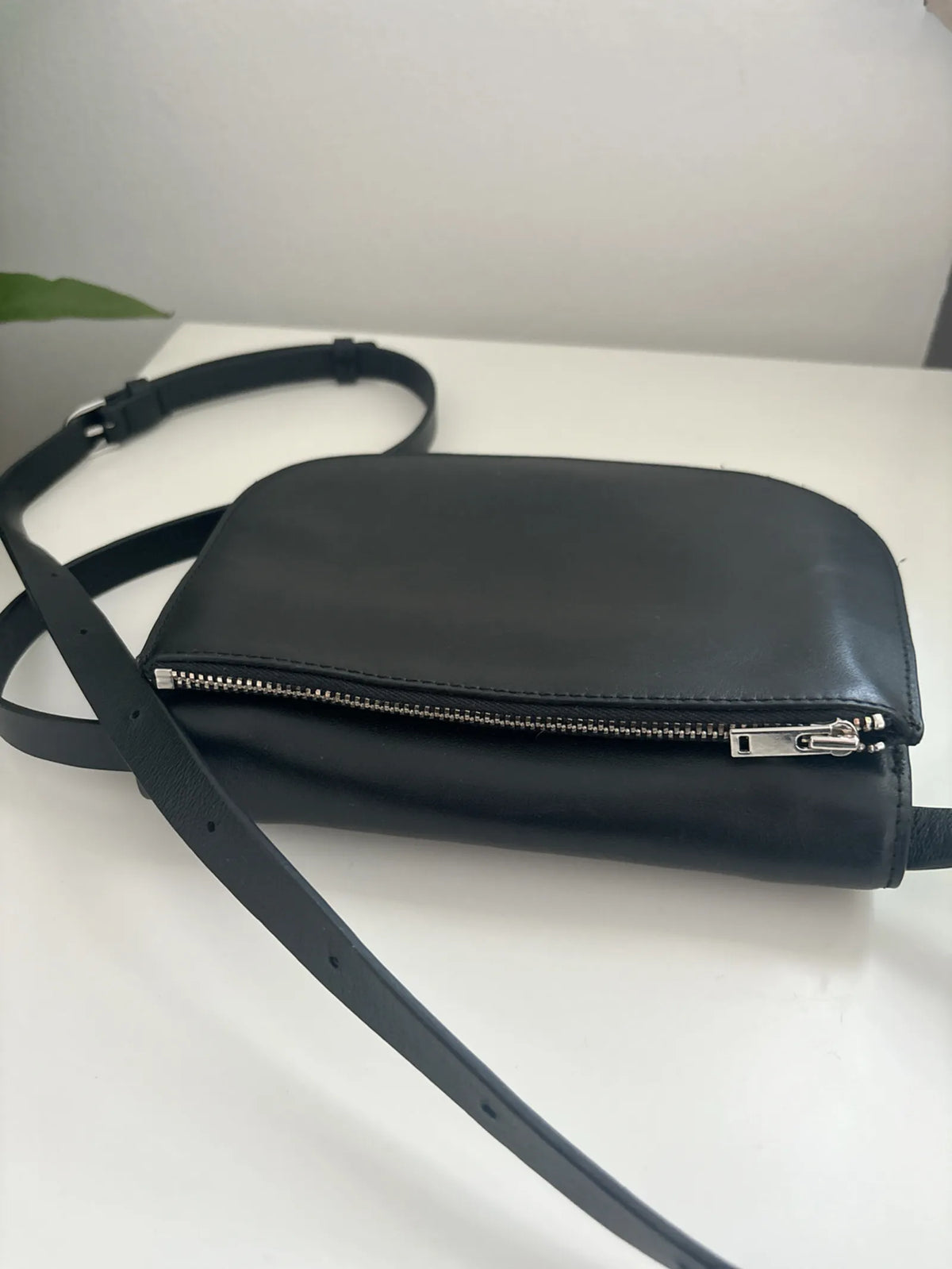 Cos-skinnaxelremsväska NWOT