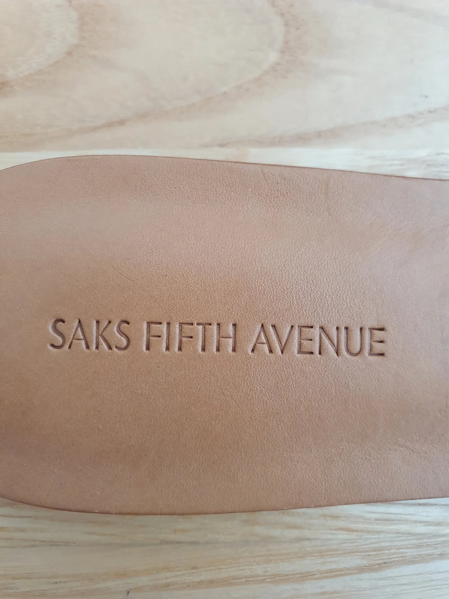 Saks Fifth Avenue-skinnsandaler NWOT
