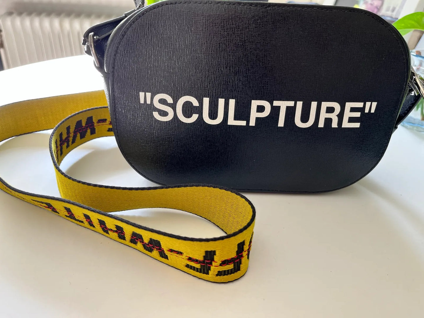 Off-White Sculpture-skinnaxelremsväska