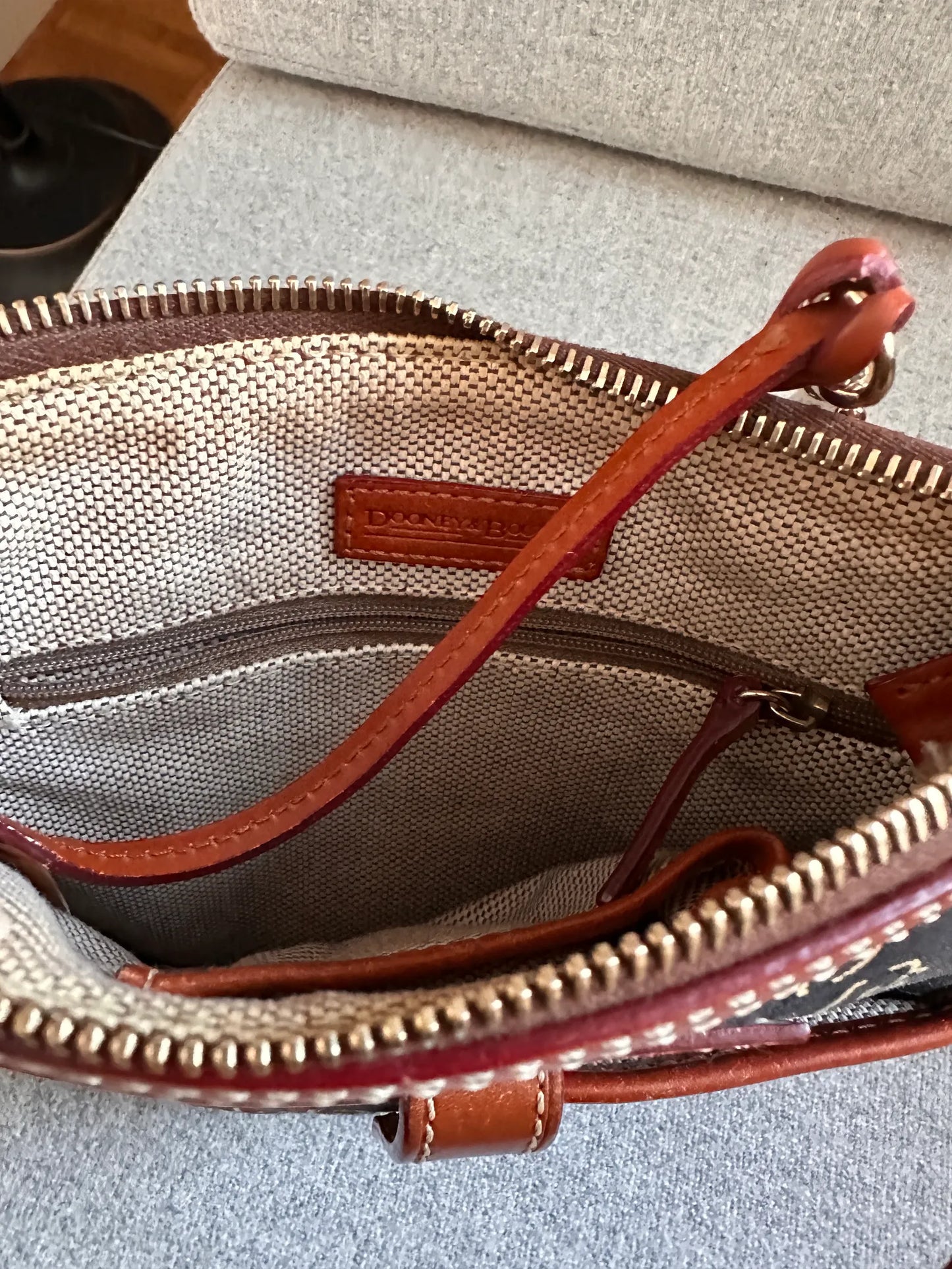 Dooney And Bourke-skinnaxelremsväska