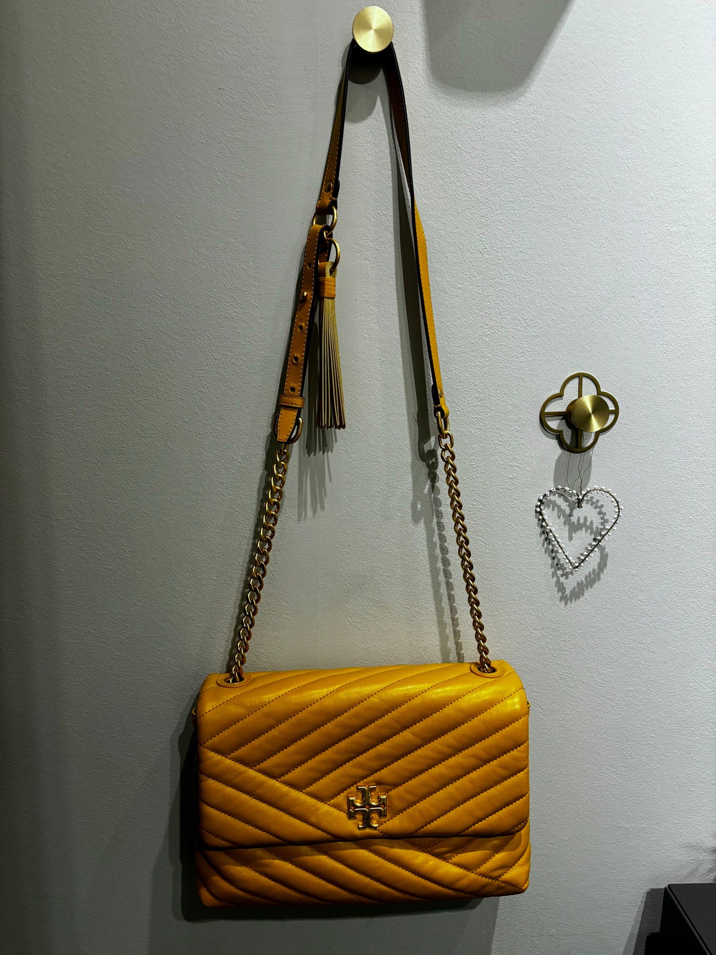 Tory Burch-skinnaxelremsväska