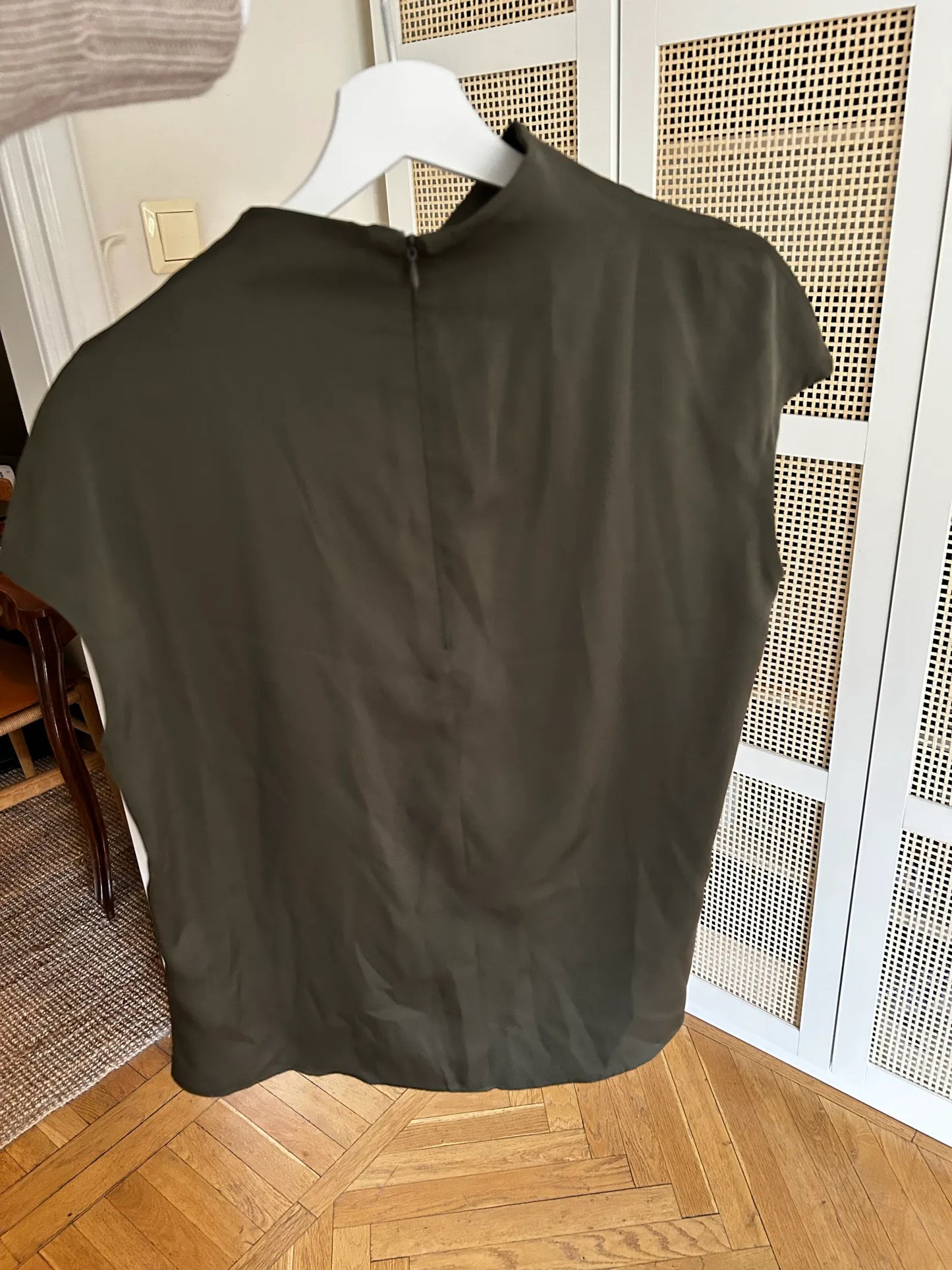Ahlvar Gallery Lima Silk Olive Green-sidenblus NWT