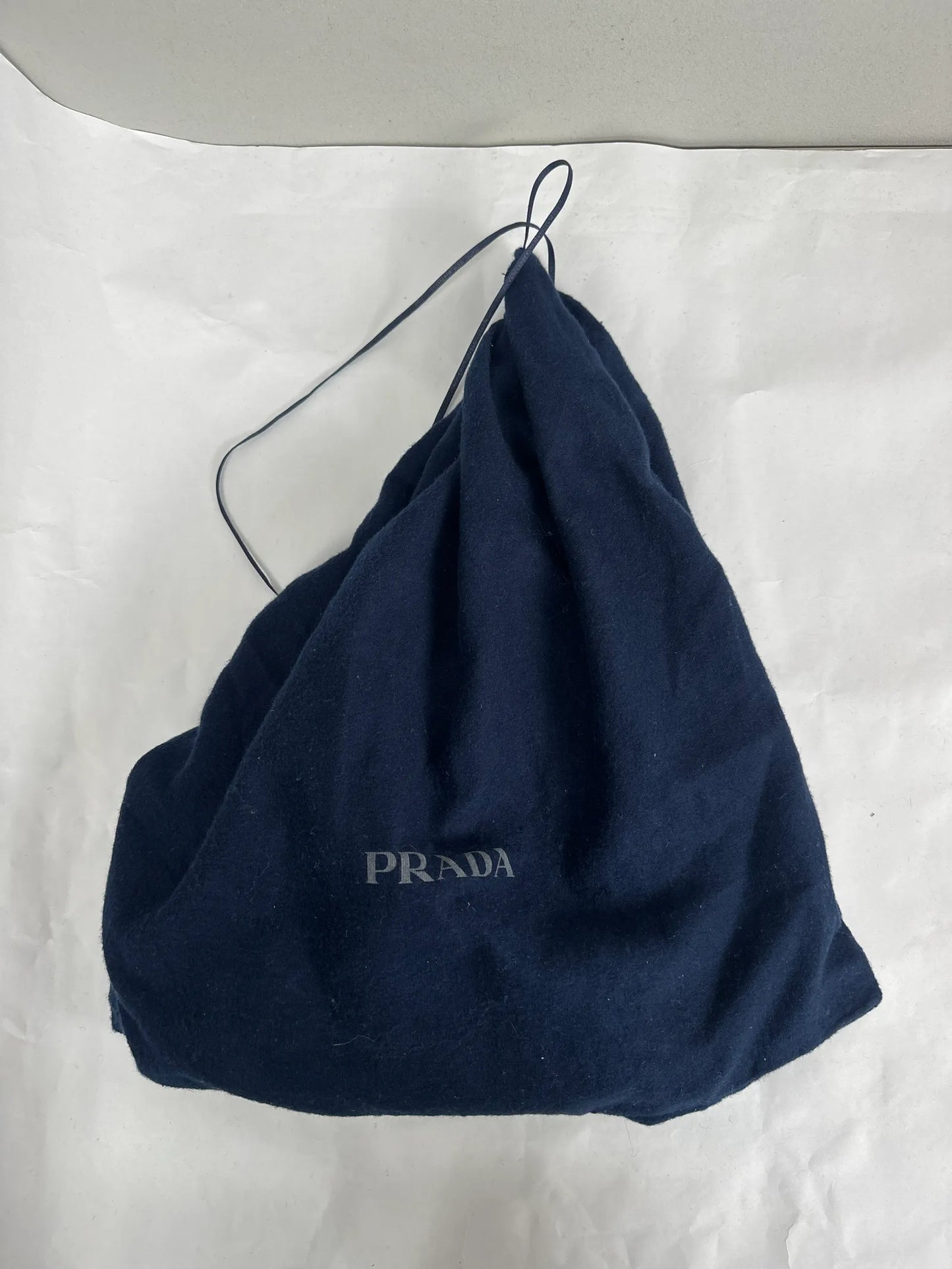Prada-axelremsväska
