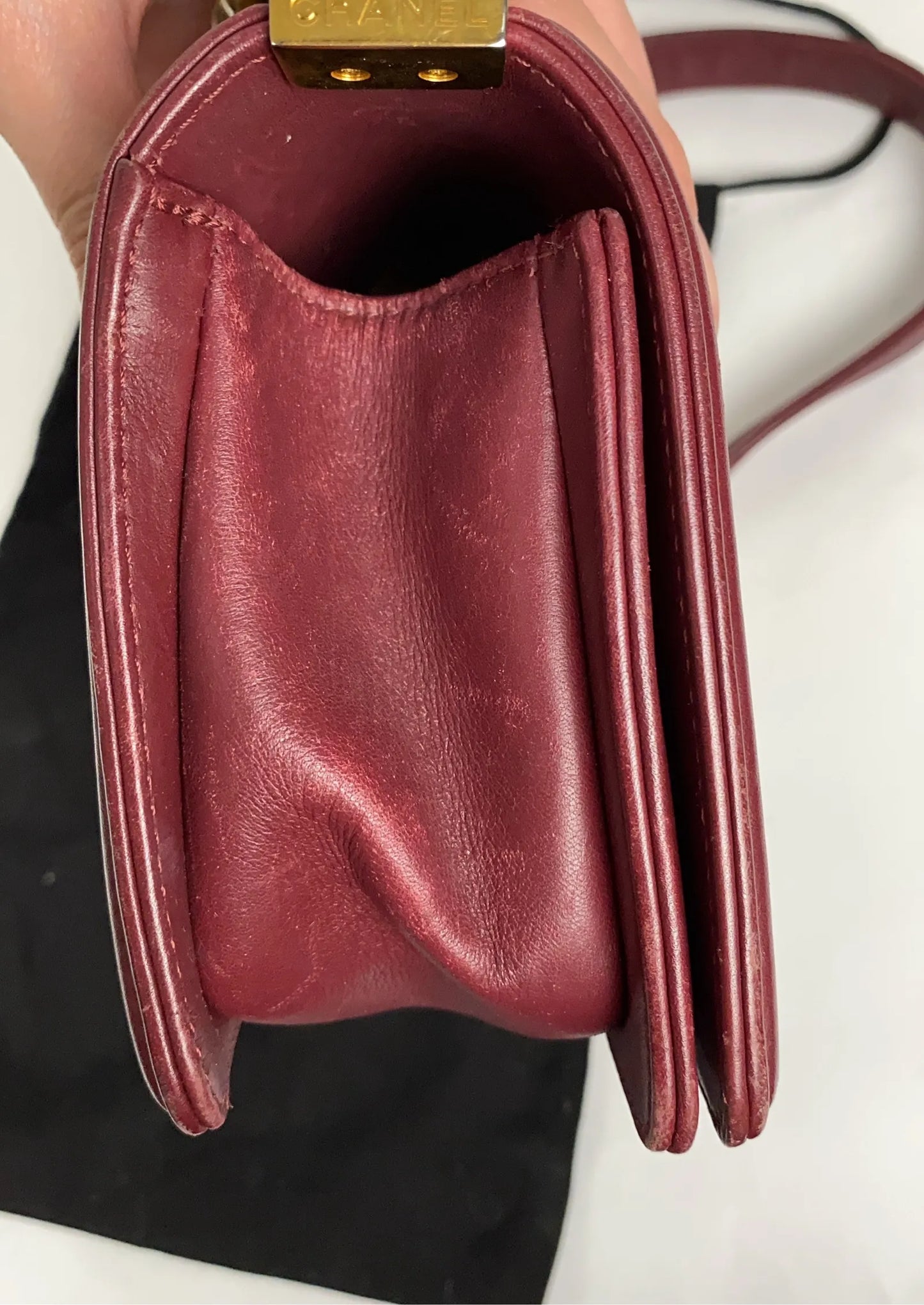 Chanel-skinnaxelremsväska