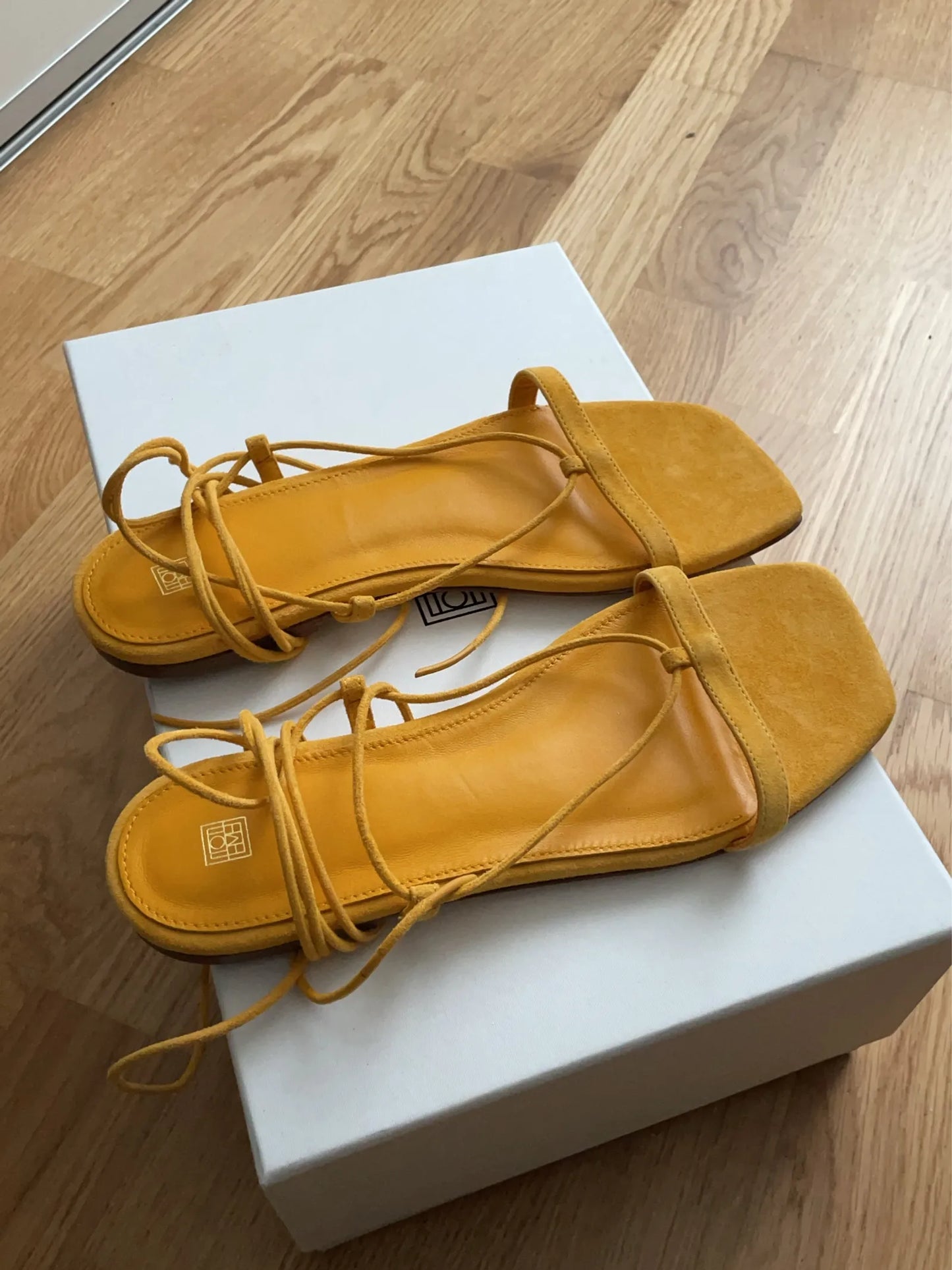 Toteme-skinnsandaler NWT