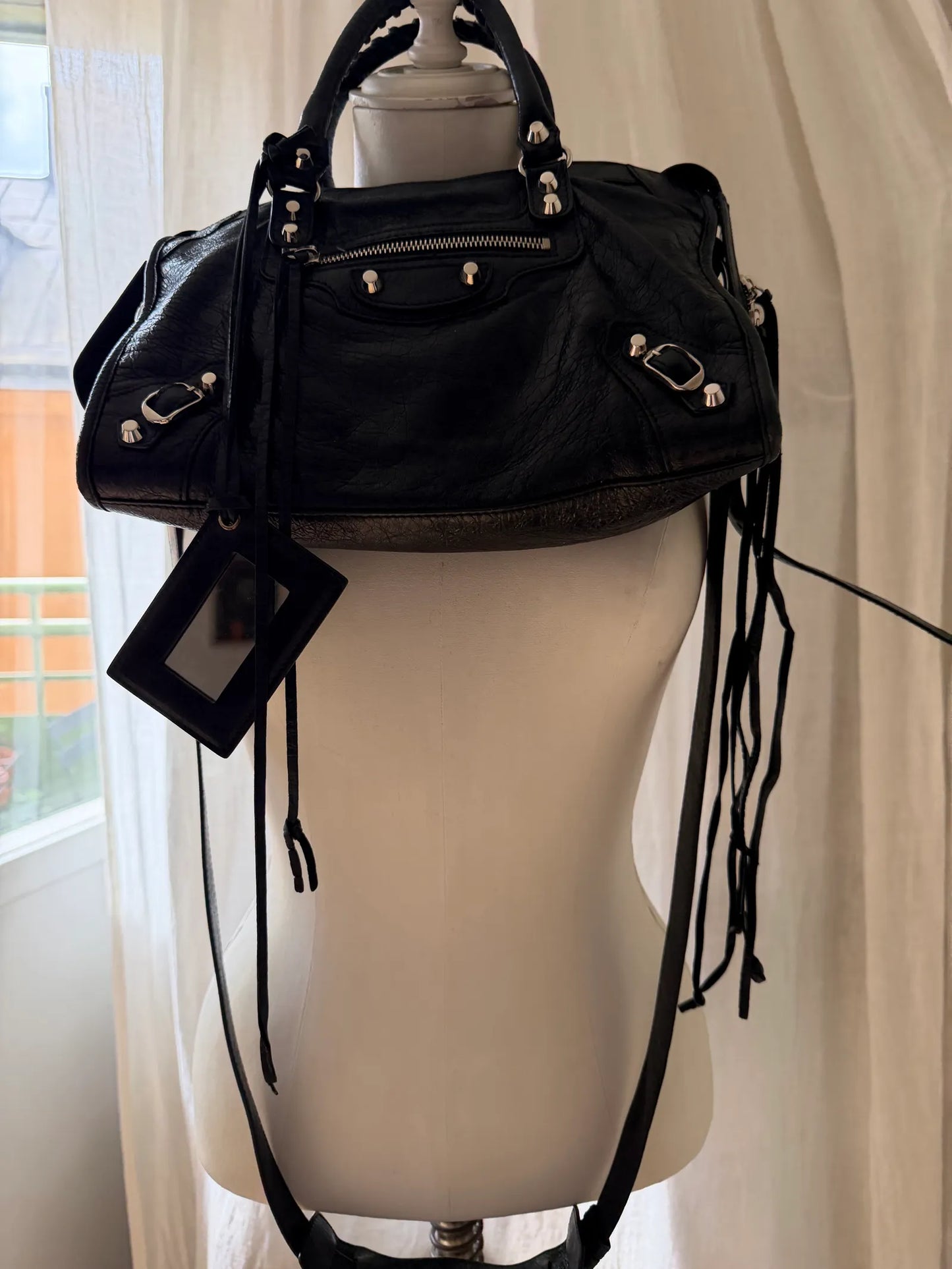 Balenciaga-skinnaxelremsväska