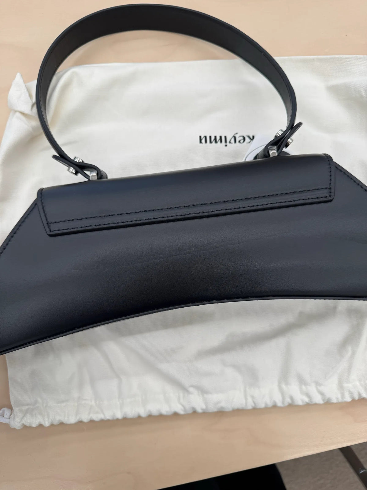 Keyimu Sleek Baguette-skinnaxelremsväska NWT