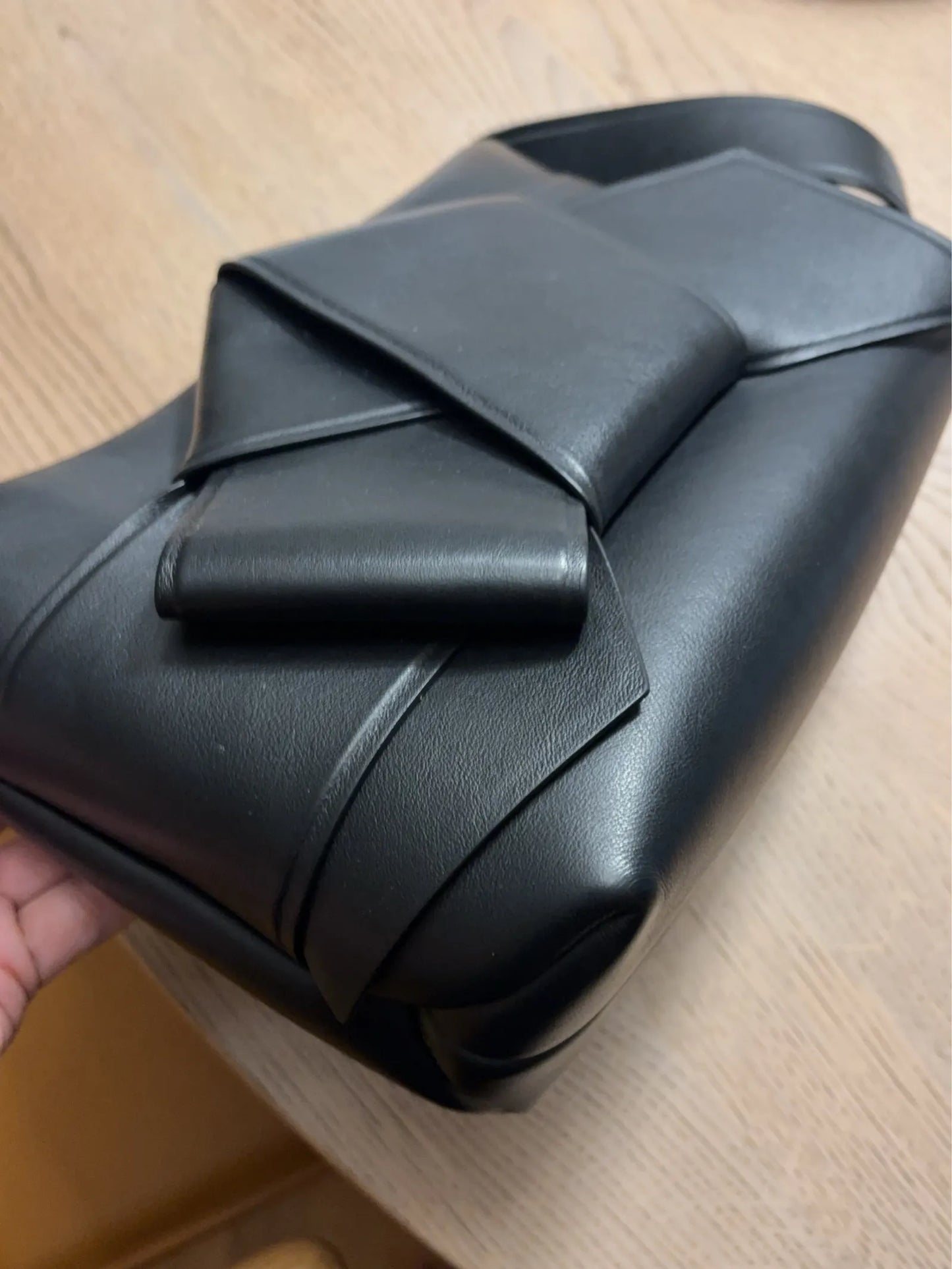 Acne Studios Musubi Shoulder-skinnaxelremsväska