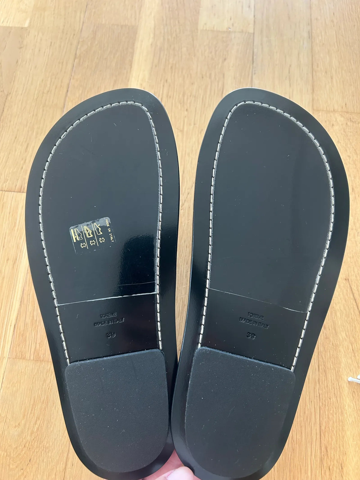 Toteme-skinnsandaler NWT