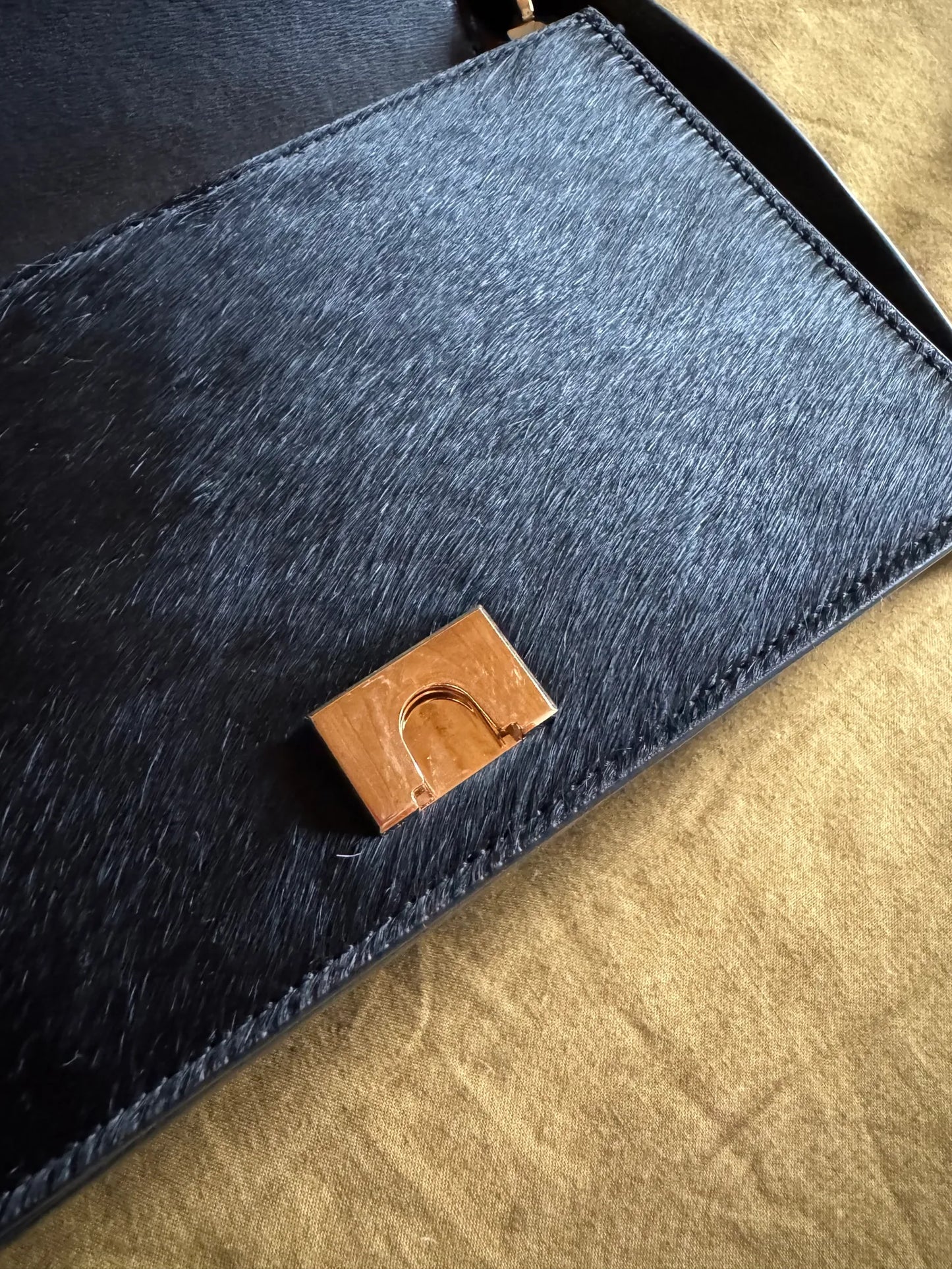 Toteme Mini T-flap-skinnaxelremsväska