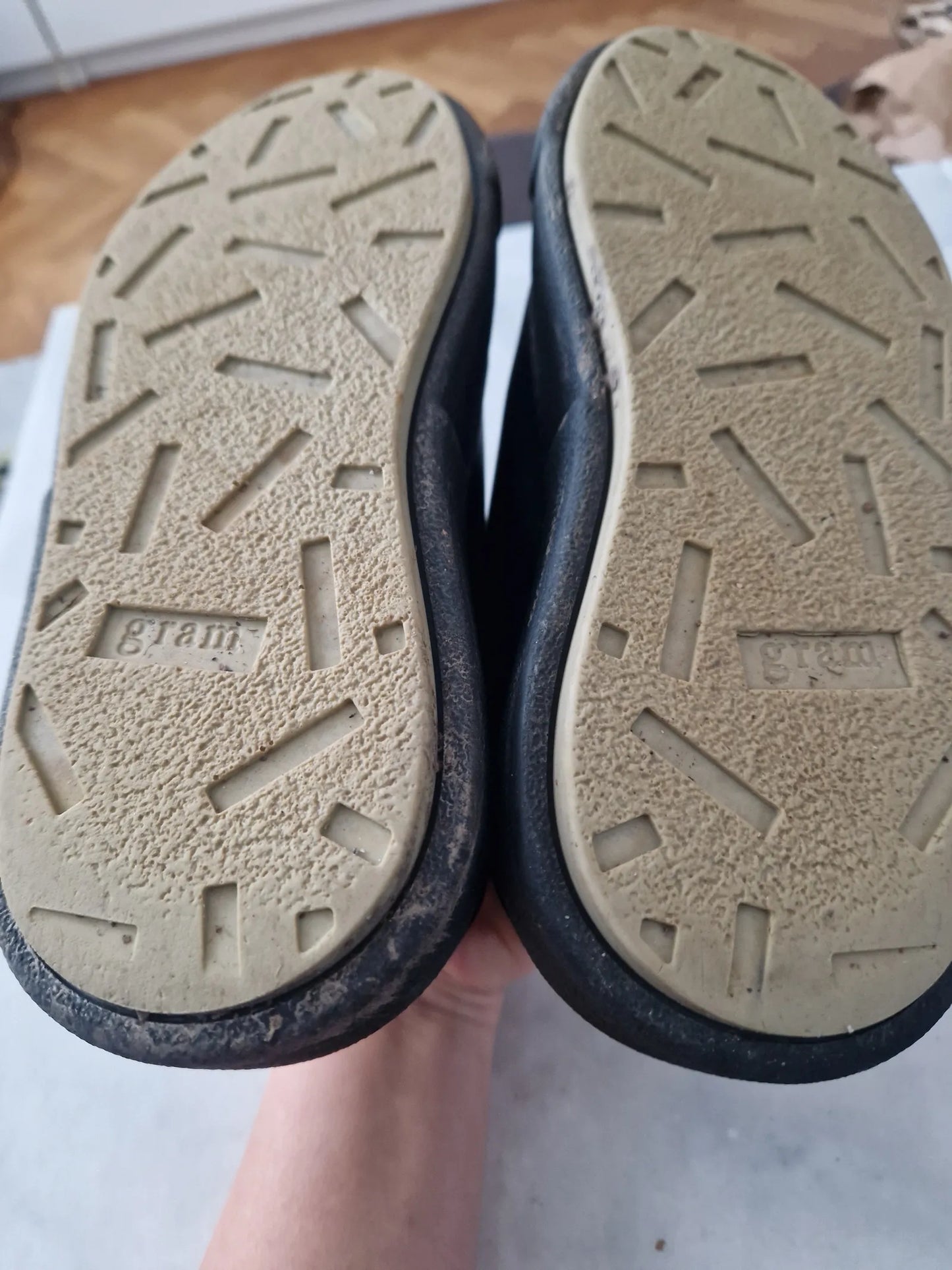 Gram-skinnsneakers