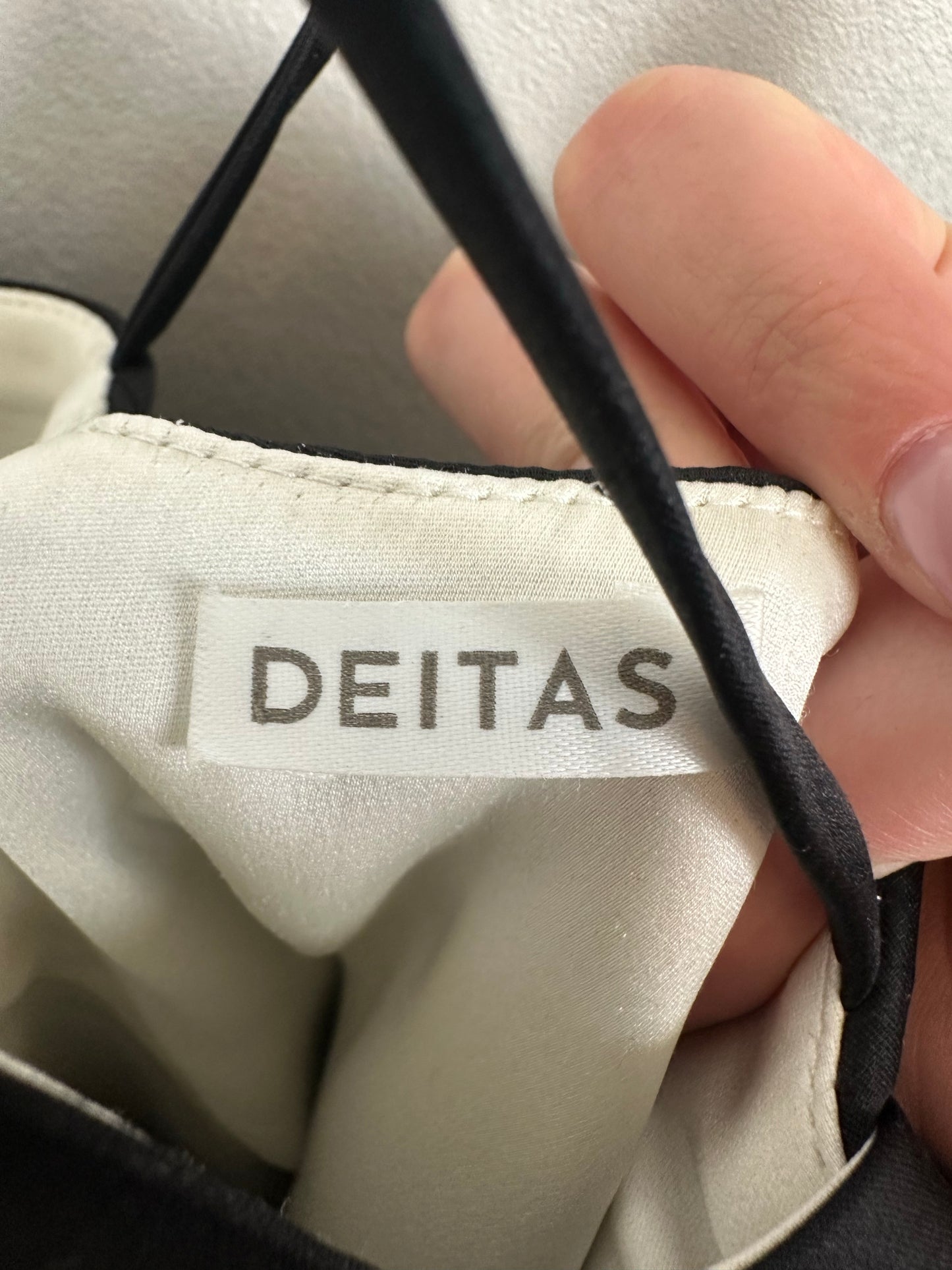 Deitas-sidenklänning