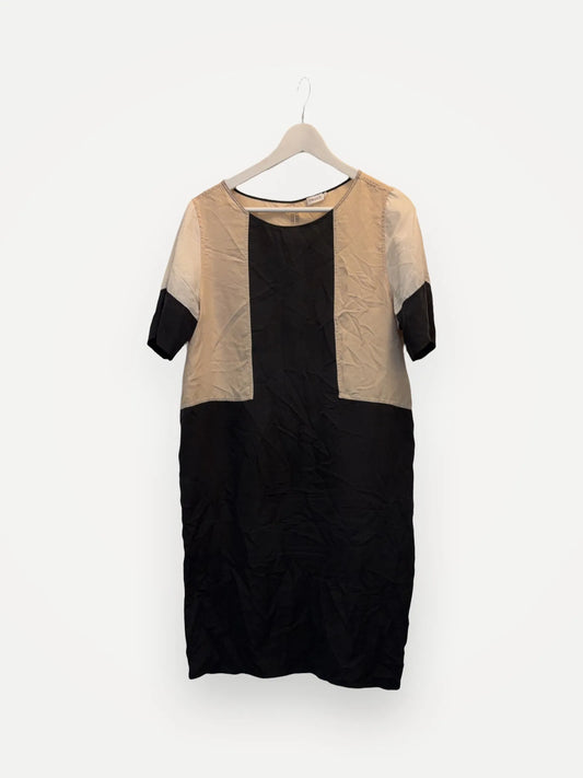 Filippa K-sidenklänning
