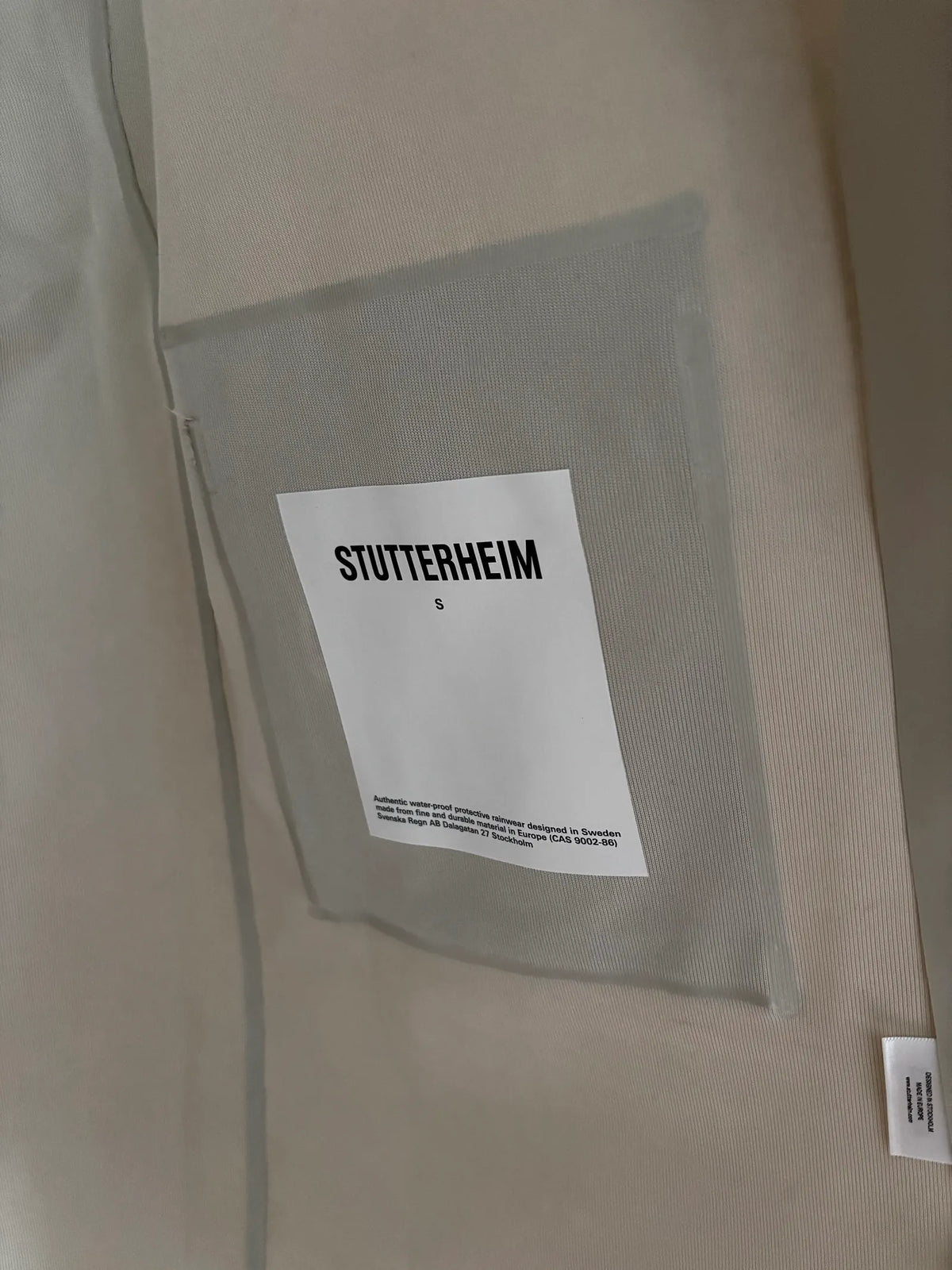 Stutterheim Stockholm Long Patch Matte Pelican-regnjacka
