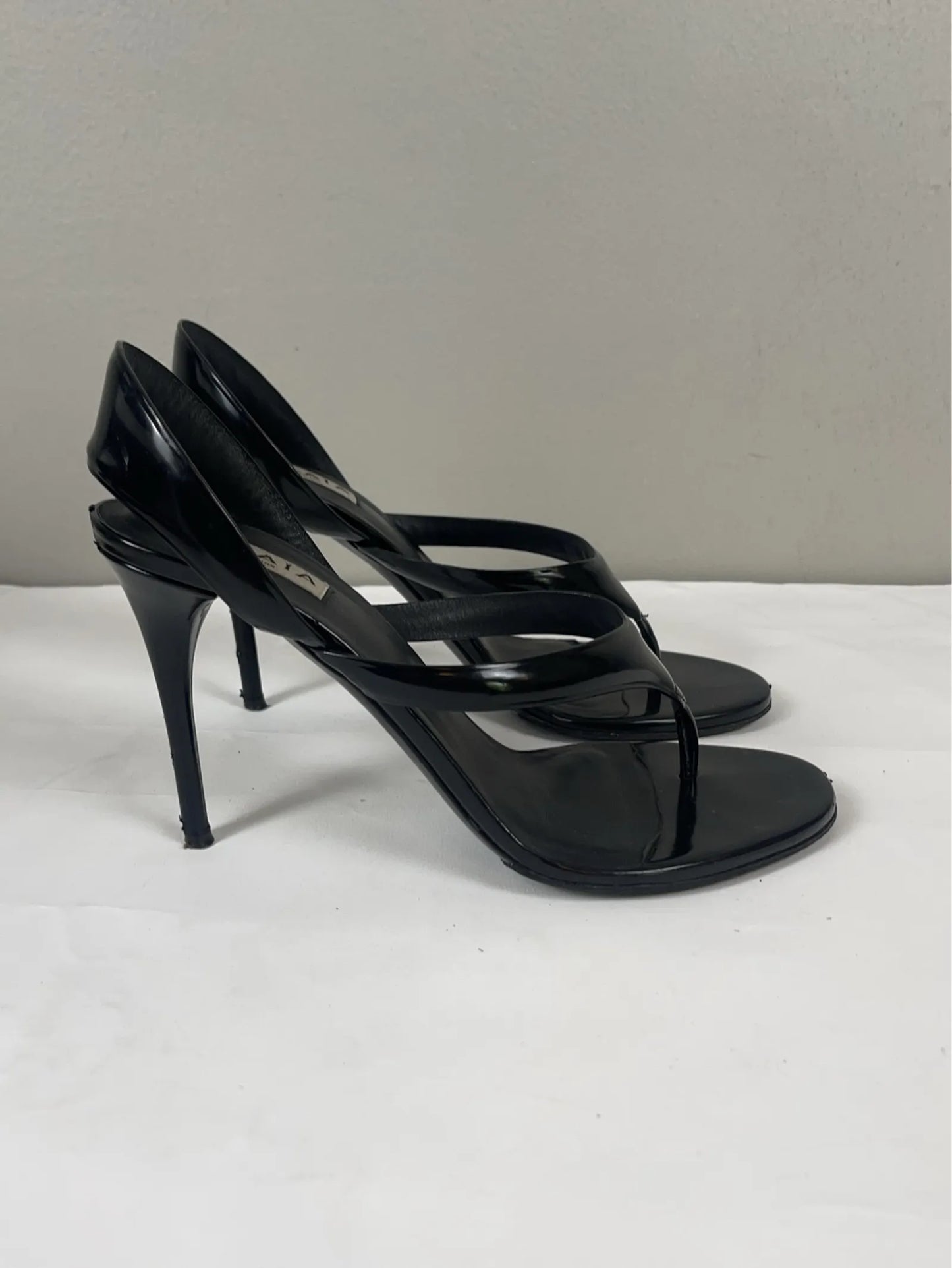 Alaïa Tong 90 patent-leather sandals-skinnklackar