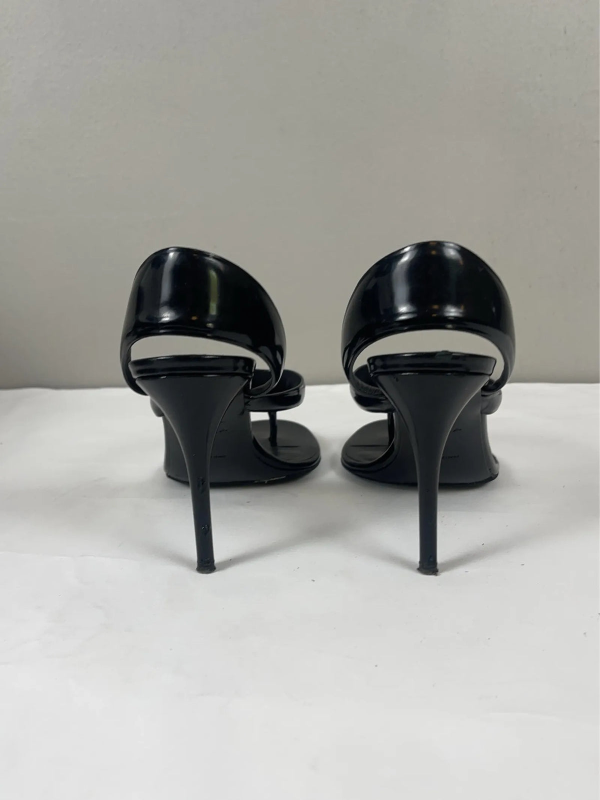 Alaïa Tong 90 patent-leather sandals-skinnklackar