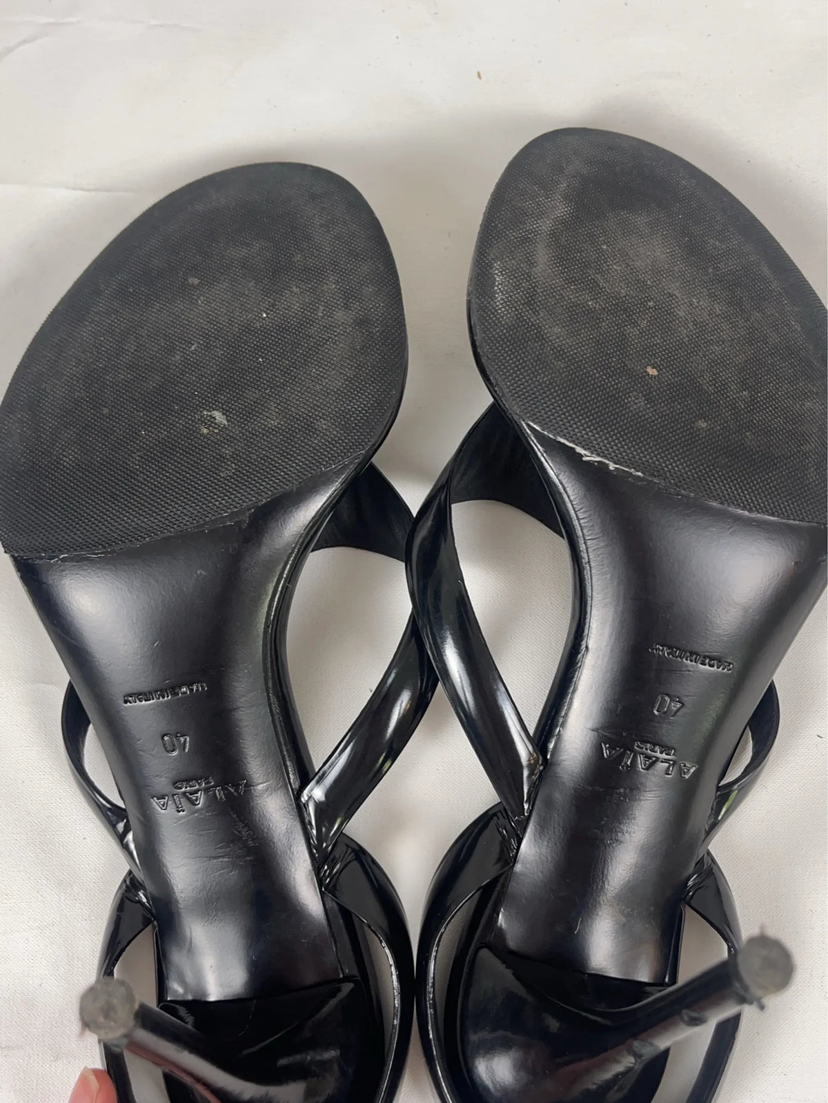 Alaïa Tong 90 patent-leather sandals-skinnklackar