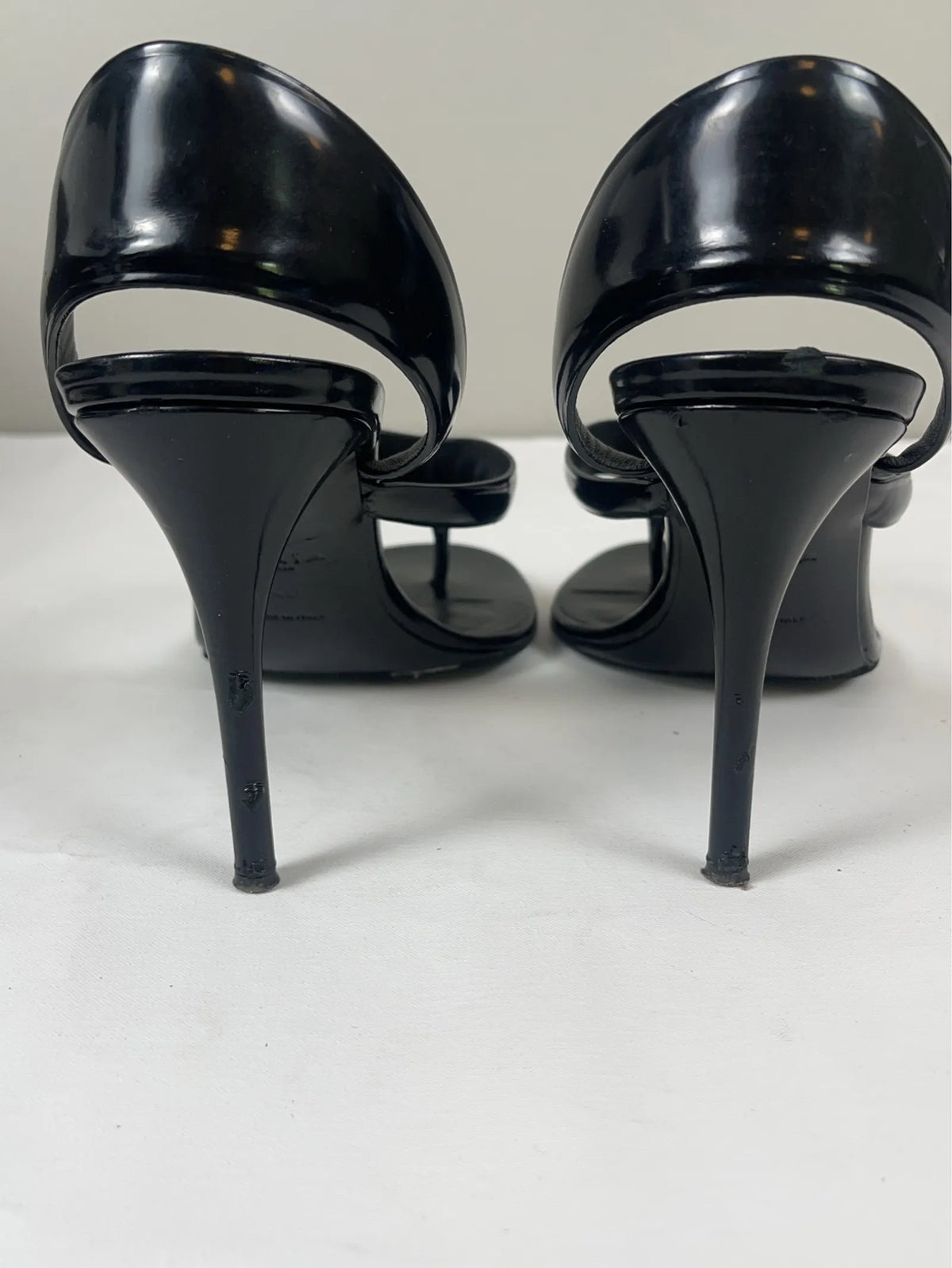 Alaïa Tong 90 patent-leather sandals-skinnklackar