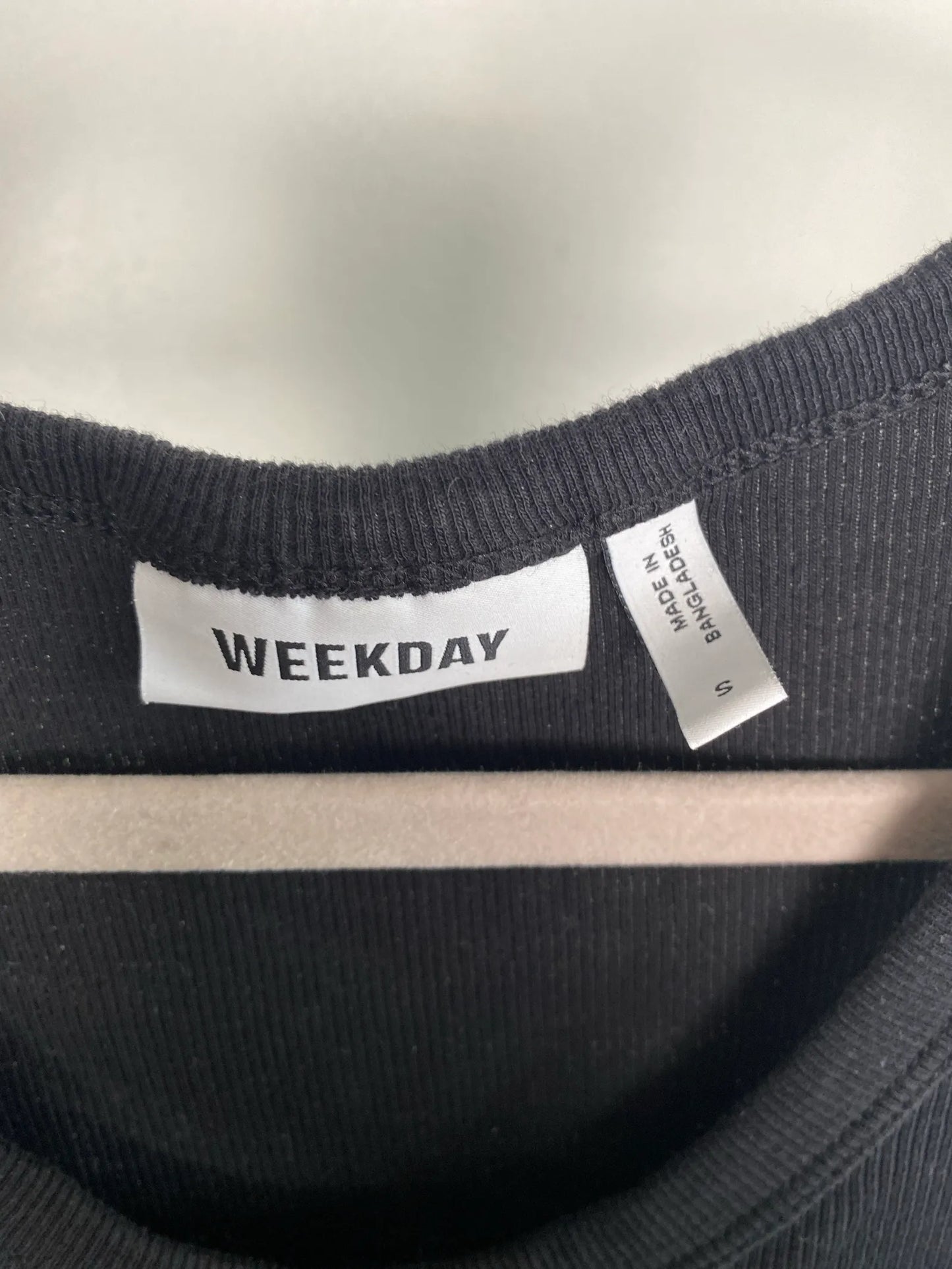Weekday Close Fitted Rib Tank-linne NWOT