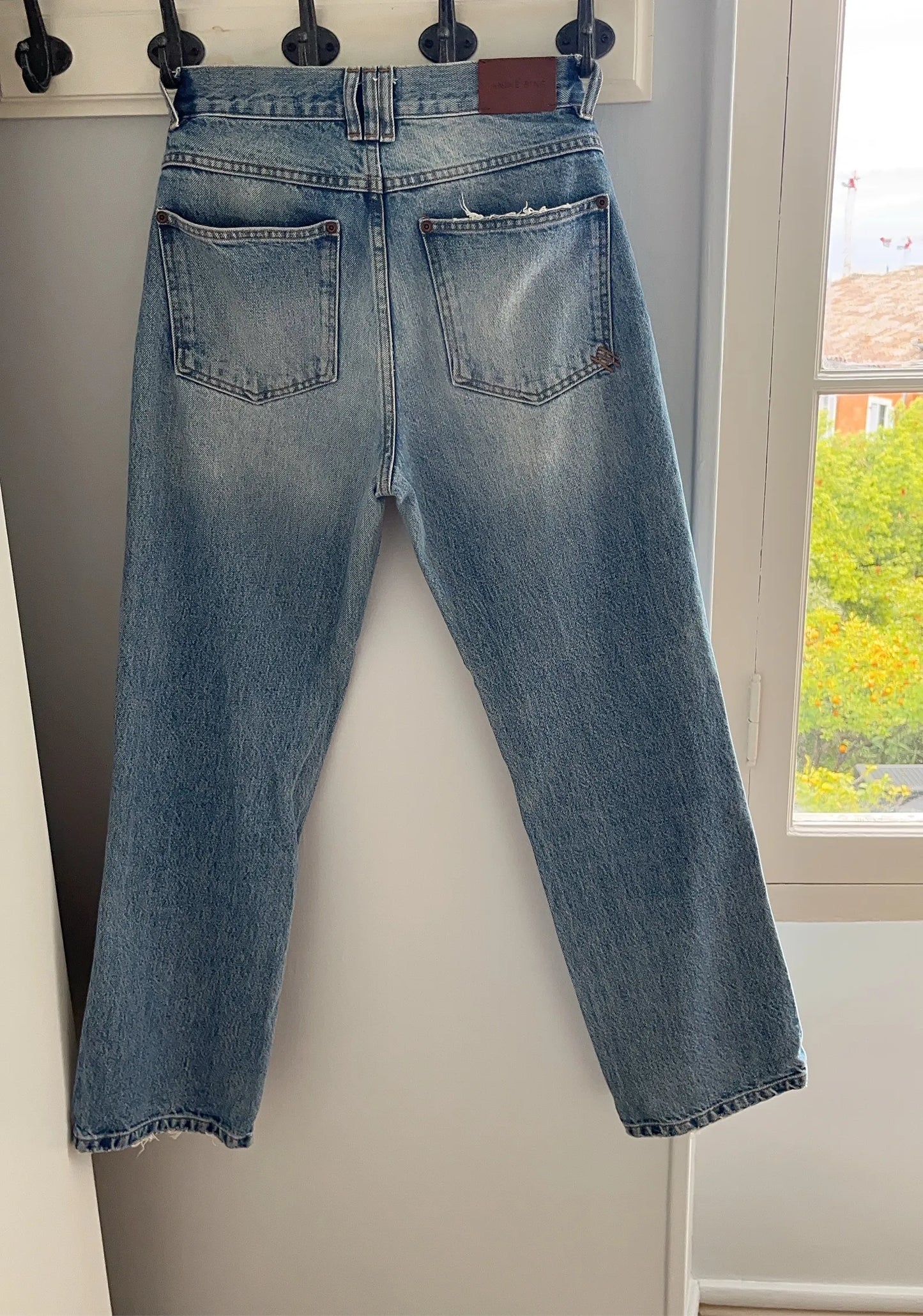 Anine Bing Roy - Cropped. Destructed Vintage Blue Jeans
