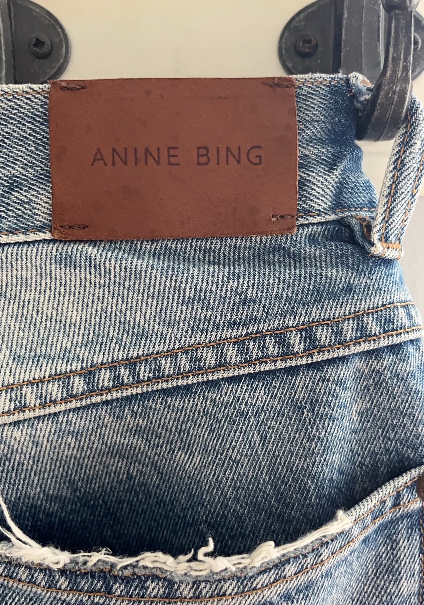 Anine Bing Roy - Cropped. Destructed Vintage Blue Jeans