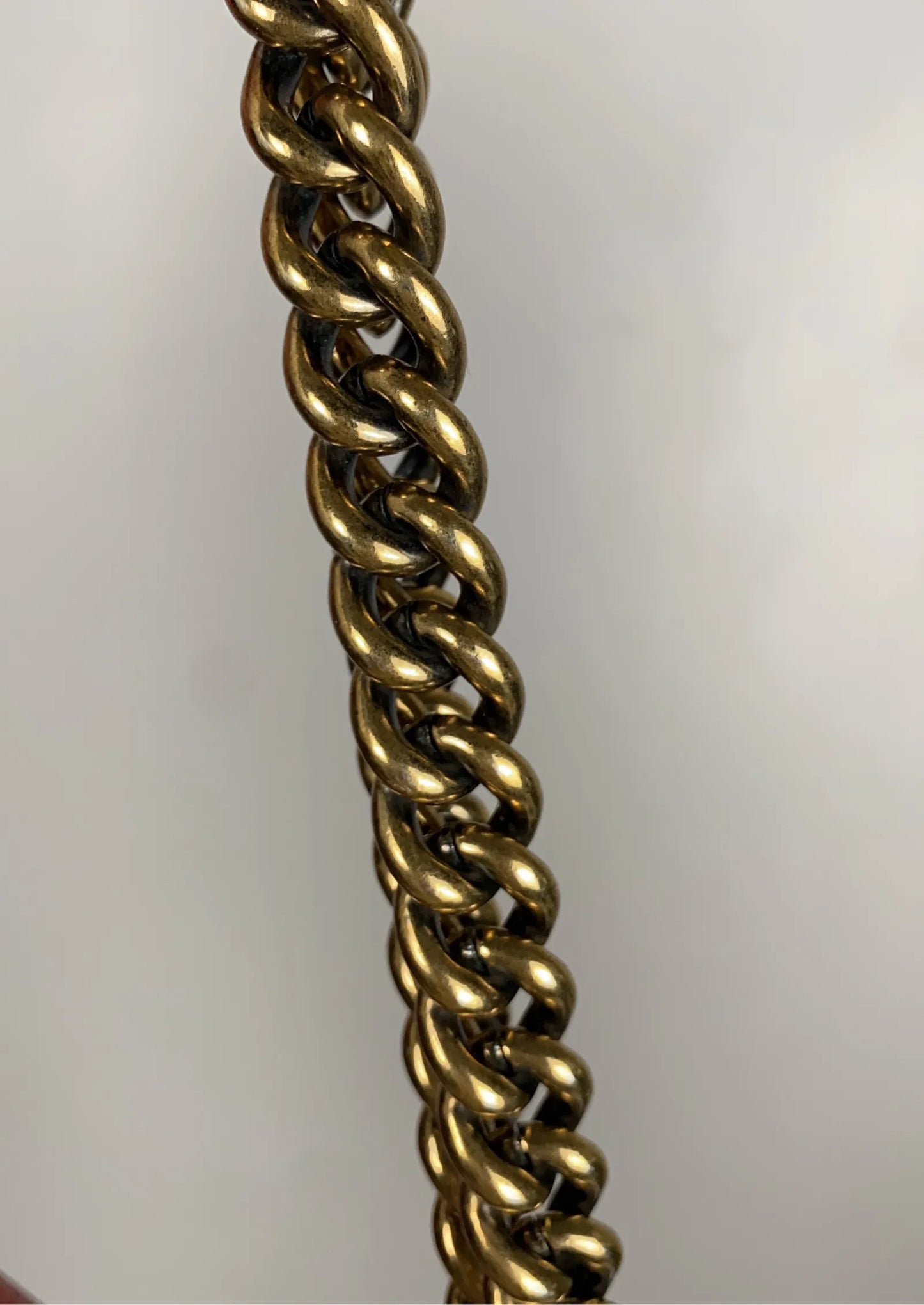 Chanel-skinnaxelremsväska