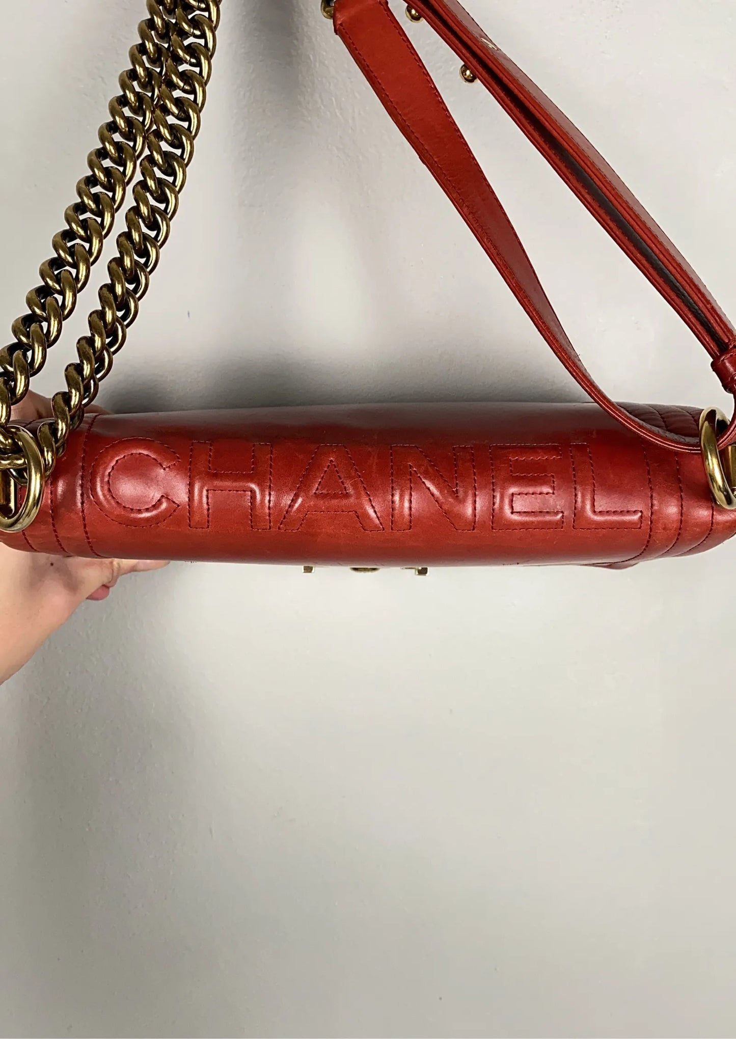 Chanel-skinnaxelremsväska