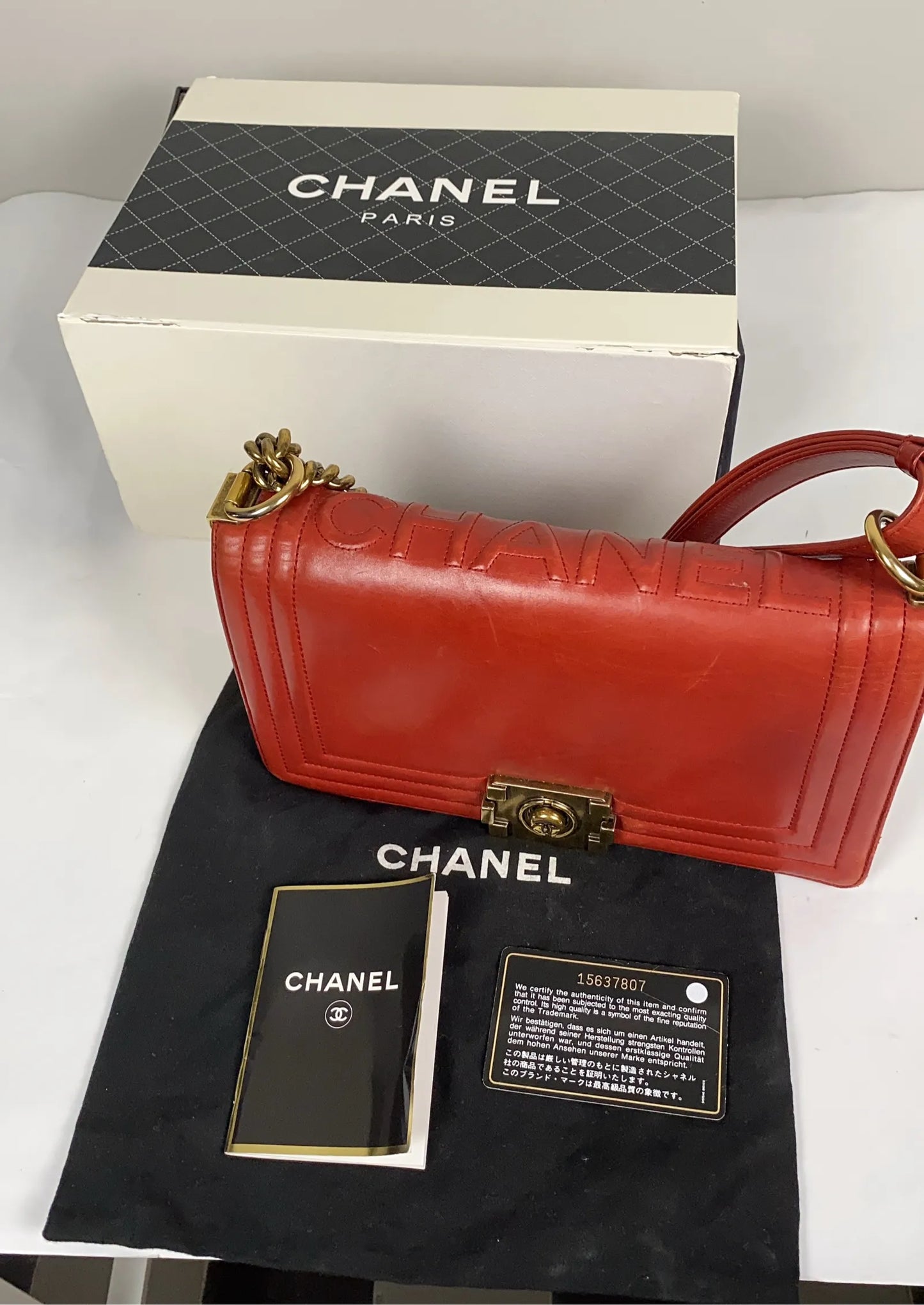 Chanel-skinnaxelremsväska
