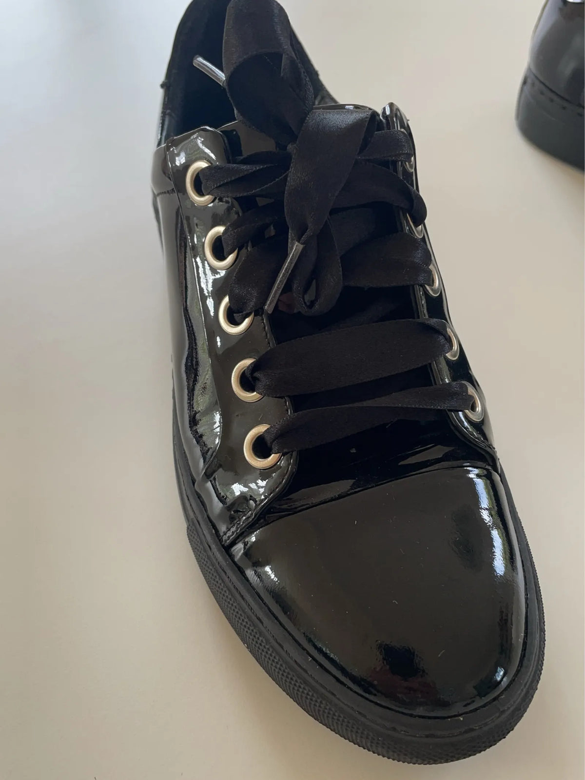 Billi Bi-sneakers NWOT