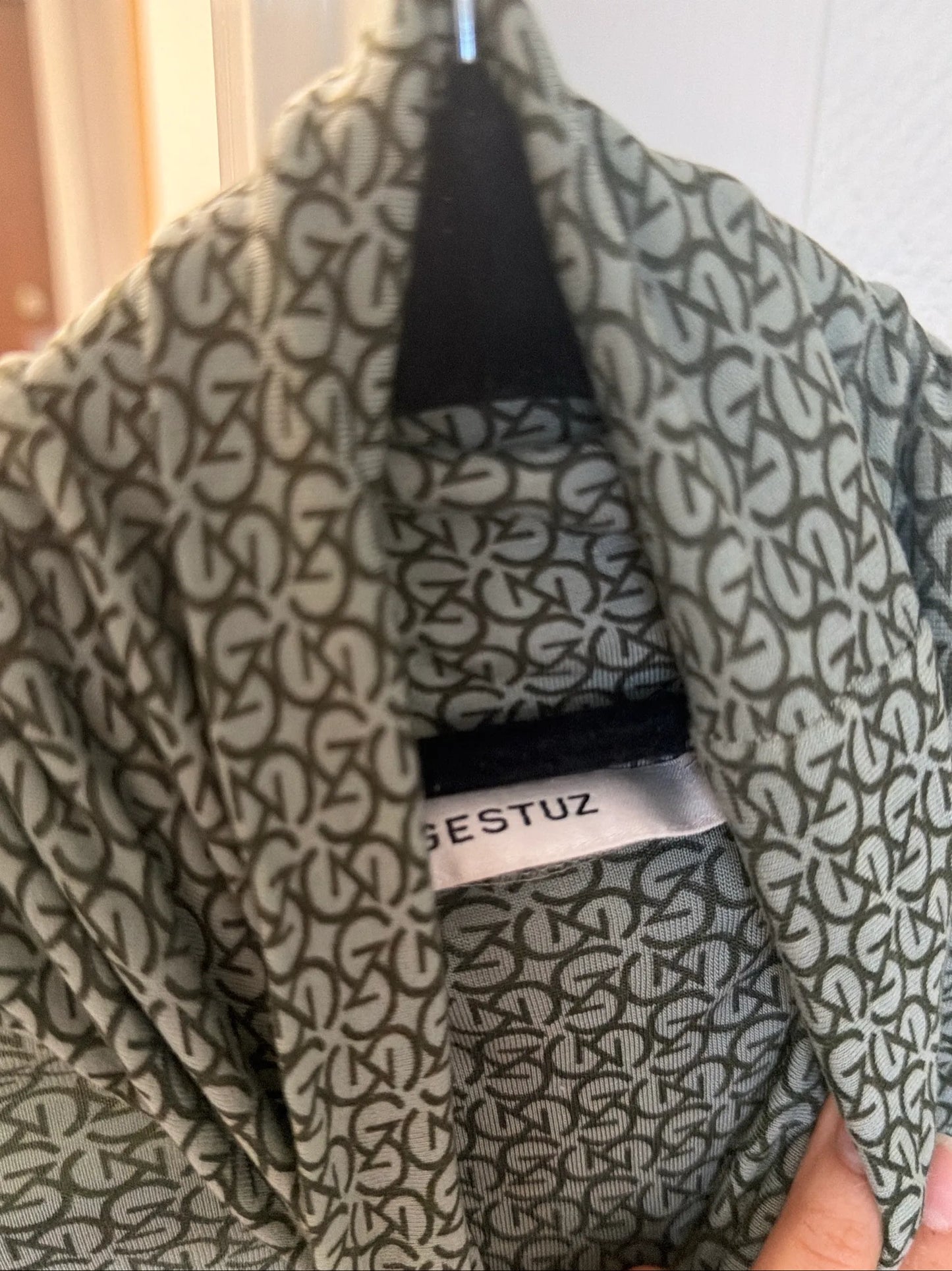 Gestuz-polotröja