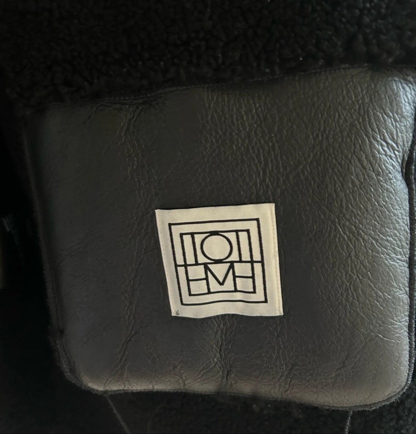 Toteme Signature Shearling-skinnjacka