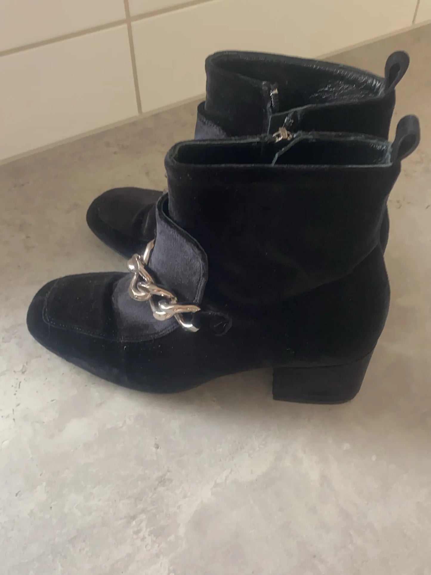 Apair-boots