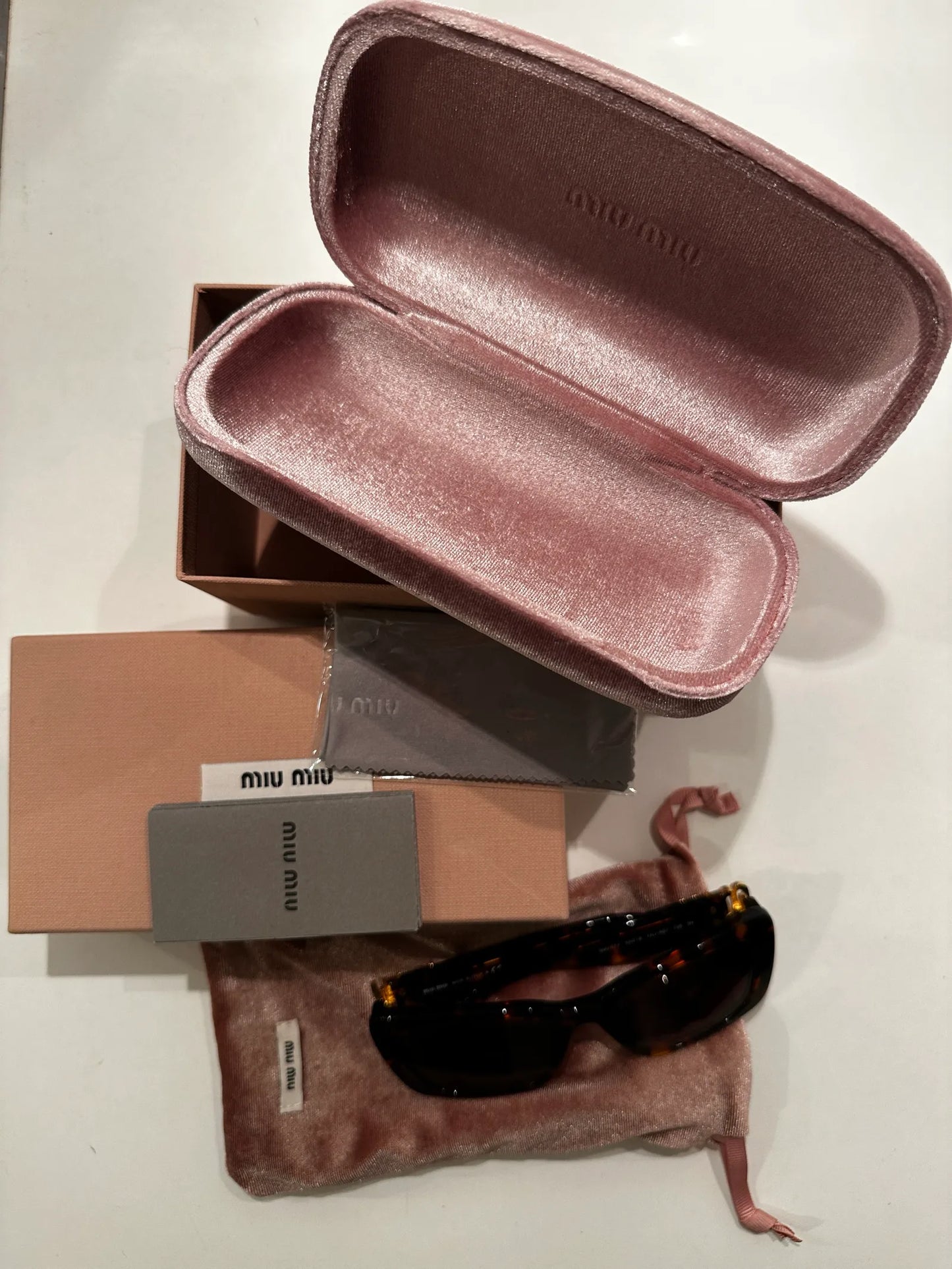 Miu Miu Mu 07ys-solglasögon NWOT