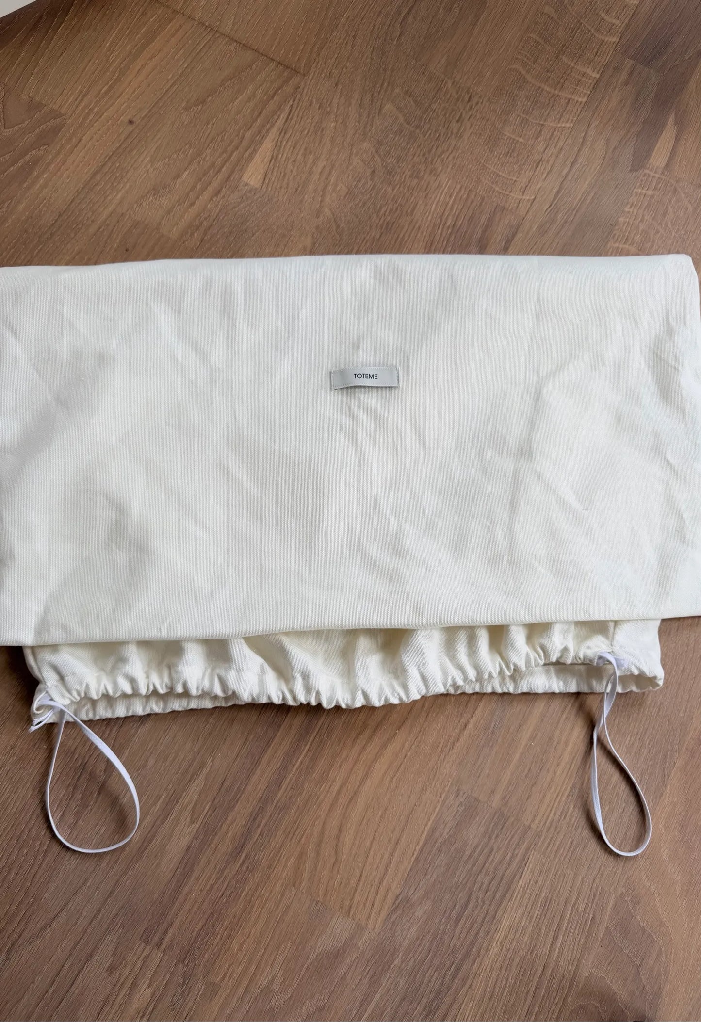 Toteme Suede Tote Granite-axelremsväska