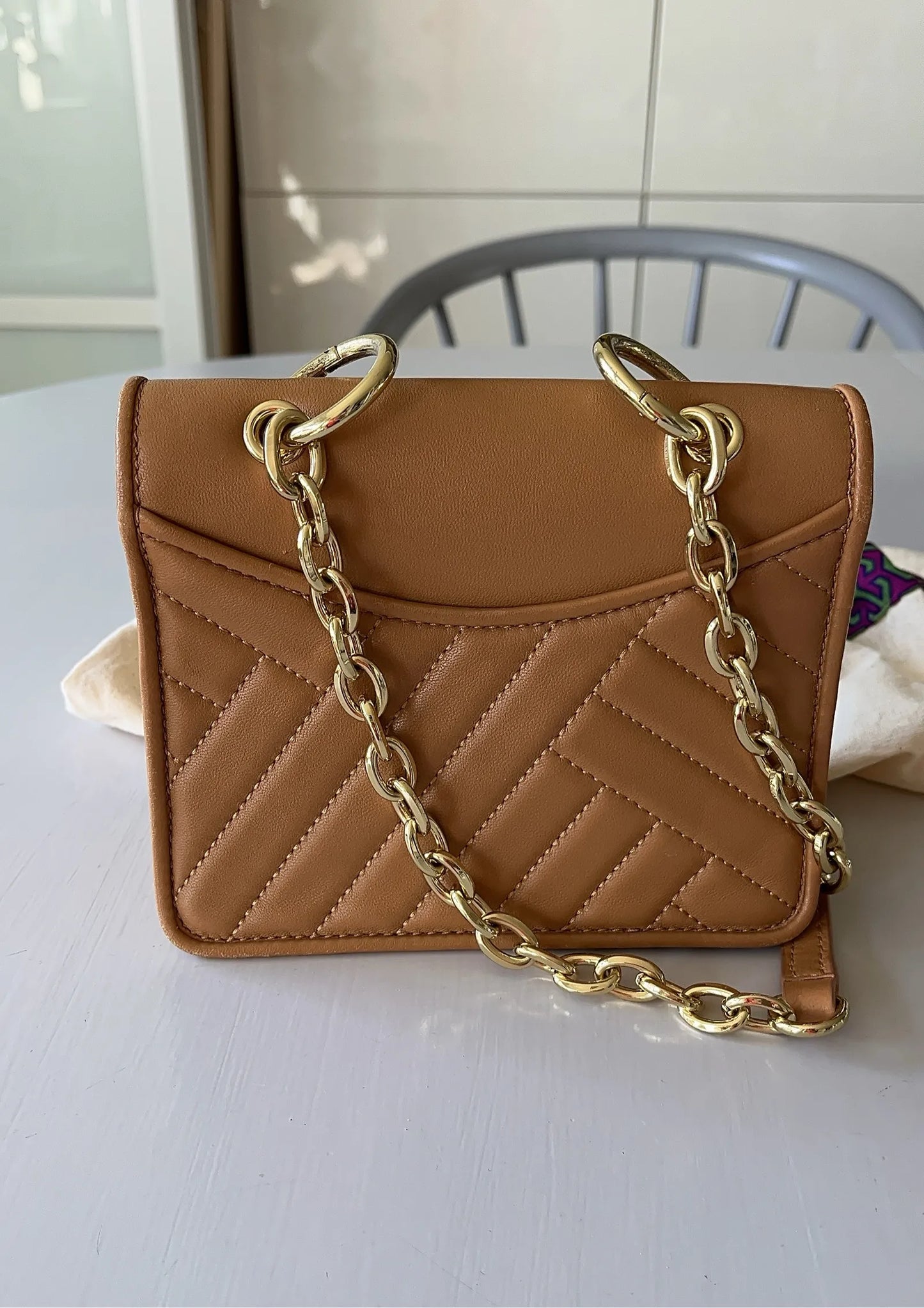 Tory Burch-skinnaxelremsväska